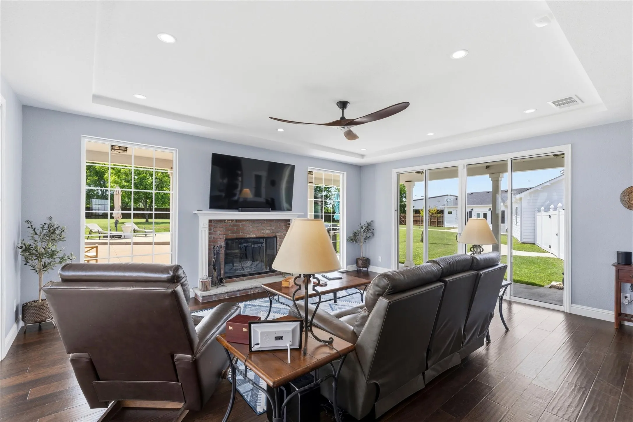 Tray ceiling with recessed lighting