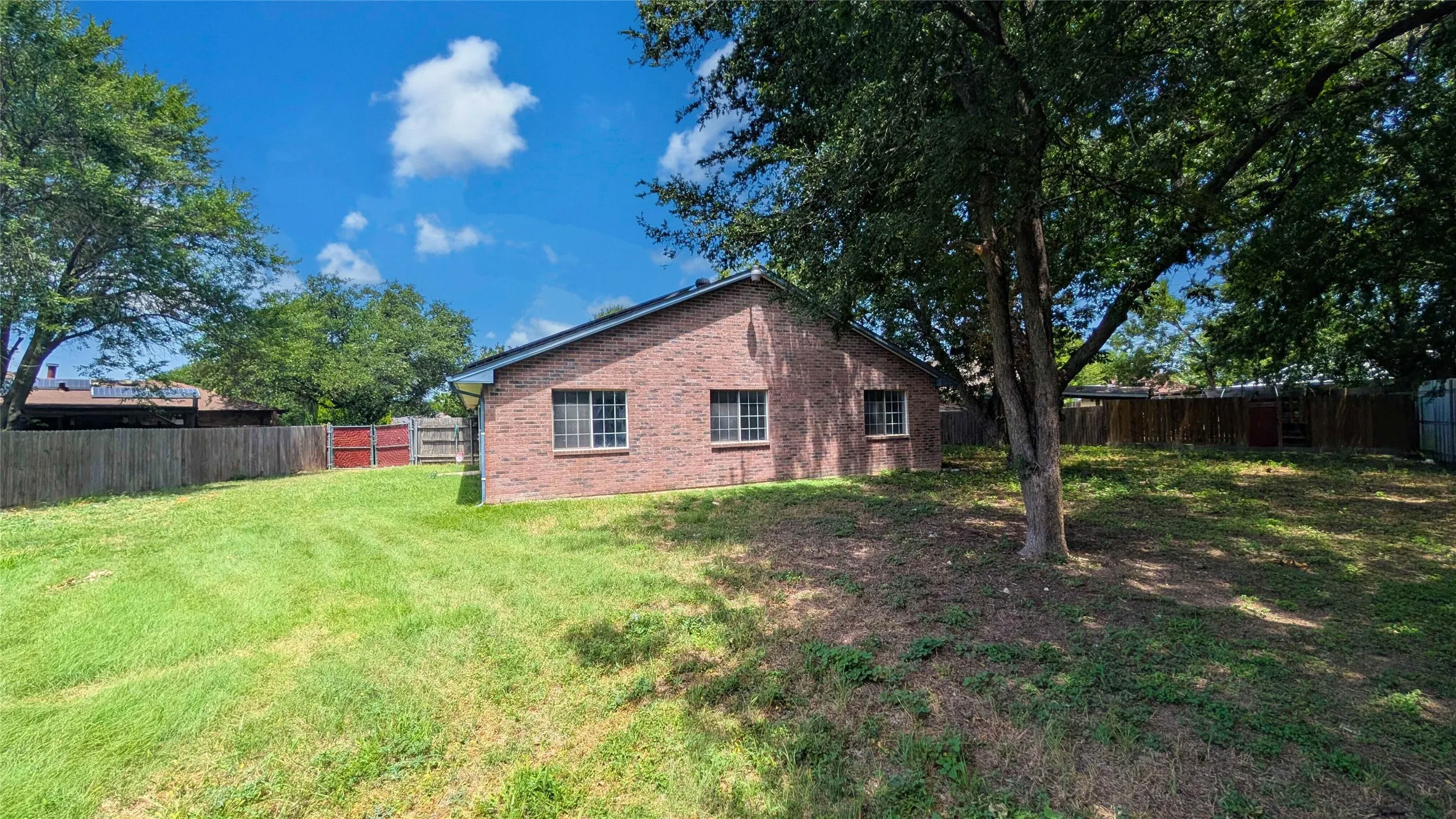 Single Family Residence For Sale in Dallas County , 1532 Marion Drive, Dallas, Texas 75211, 3 Bedroom, 2 Bathroom, 2 Garage spaces, 1,595 Sqft, built in 1998, mls#21360066, Real Estate Agent in Dallas, Homes For Sale in Dallas county, Homes For Sale in Dallas, Realtor in Dallas Texas, Real Estate Brokerage Independent Realty Texas, Luminita Cordes Realtor