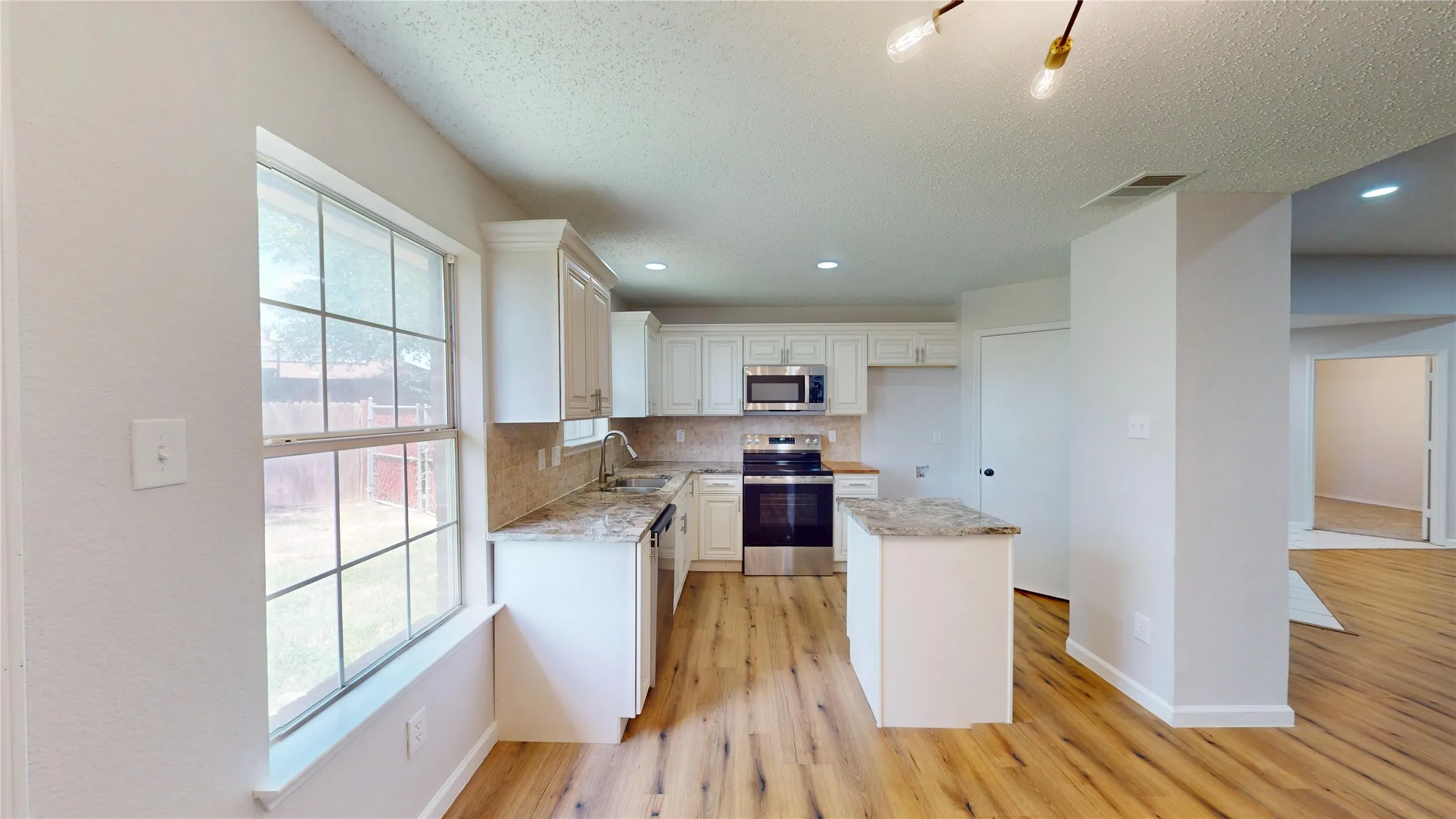 Single Family Residence For Sale in Dallas County , 1532 Marion Drive, Dallas, Texas 75211, 3 Bedroom, 2 Bathroom, 2 Garage spaces, 1,595 Sqft, built in 1998, mls#21360066, Real Estate Agent in Dallas, Homes For Sale in Dallas county, Homes For Sale in Dallas, Realtor in Dallas Texas, Real Estate Brokerage Independent Realty Texas, Luminita Cordes Realtor
