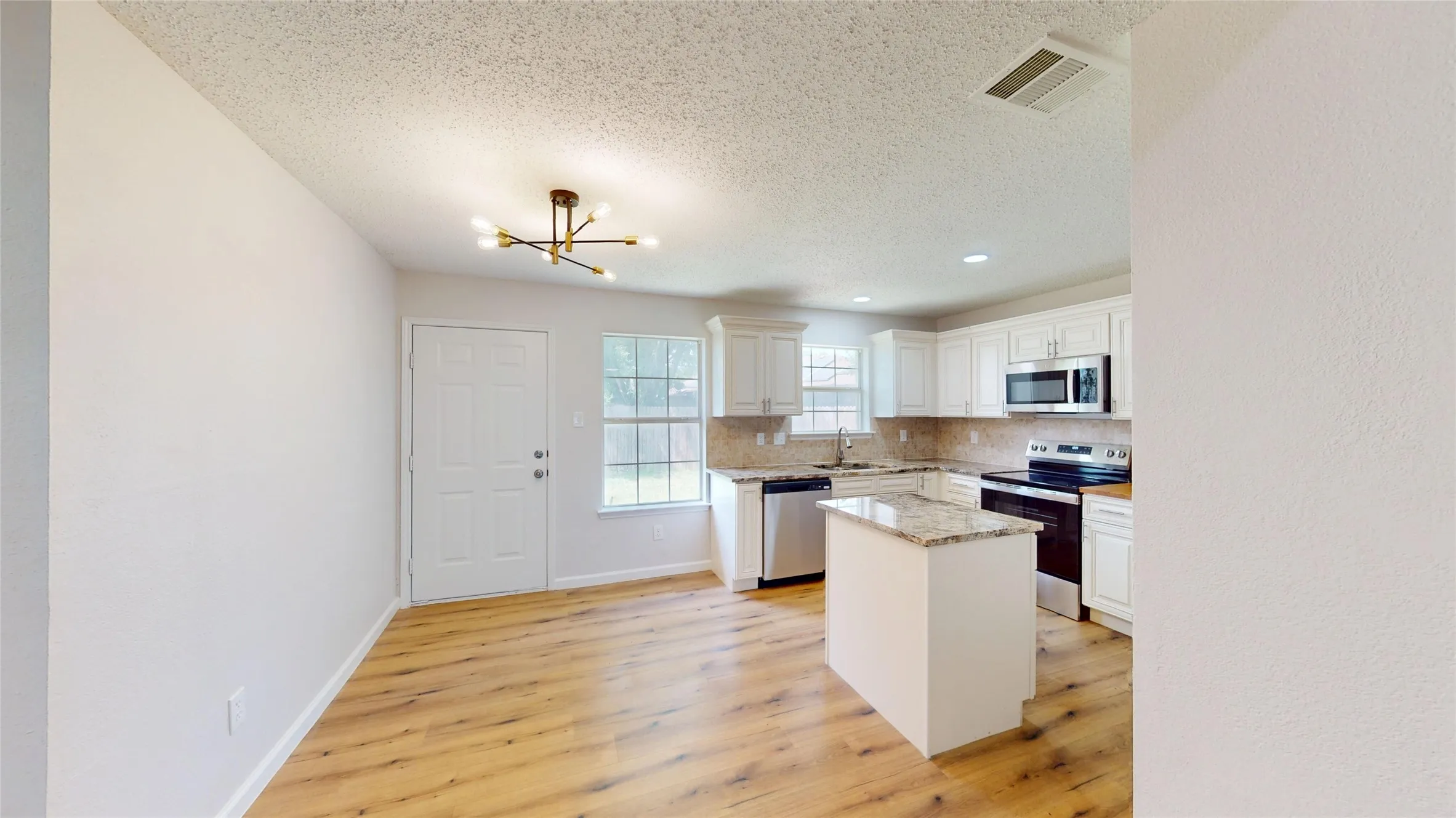 Single Family Residence For Sale in Dallas County , 1532 Marion Drive, Dallas, Texas 75211, 3 Bedroom, 2 Bathroom, 2 Garage spaces, 1,595 Sqft, built in 1998, mls#21360066, Real Estate Agent in Dallas, Homes For Sale in Dallas county, Homes For Sale in Dallas, Realtor in Dallas Texas, Real Estate Brokerage Independent Realty Texas, Luminita Cordes Realtor