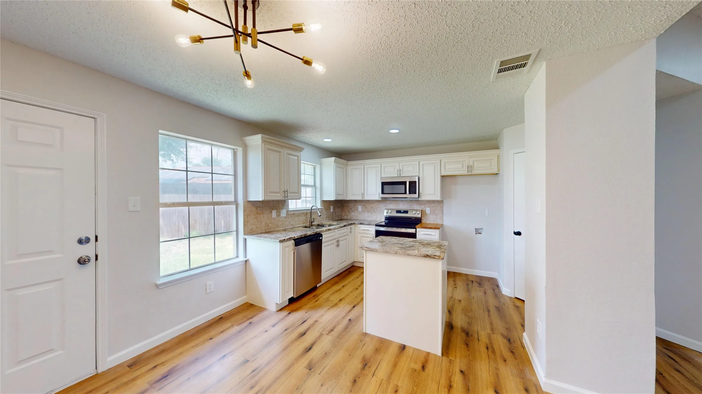 Single Family Residence For Sale in Dallas County , 1532 Marion Drive, Dallas, Texas 75211, 3 Bedroom, 2 Bathroom, 2 Garage spaces, 1,595 Sqft, built in 1998, mls#21360066, Real Estate Agent in Dallas, Homes For Sale in Dallas county, Homes For Sale in Dallas, Realtor in Dallas Texas, Real Estate Brokerage Independent Realty Texas, Luminita Cordes Realtor