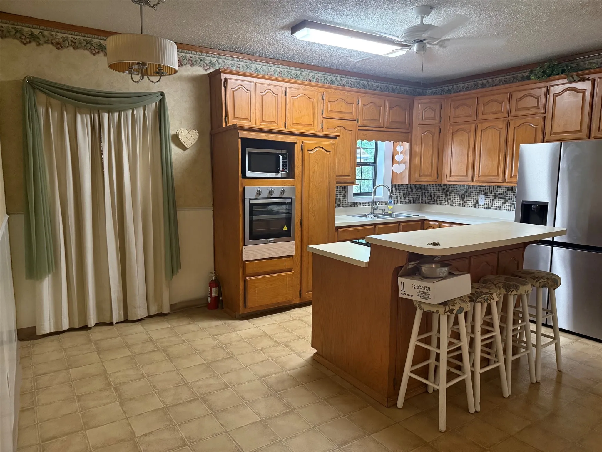 Single Family Residence For Rent in Grayson County , 643 E South Street, Whitesboro, Texas 76273, 3 Bedroom, 2 Bathroom, Garage spaces, 2,000 Sqft, built in 1940, mls#21255535, Real Estate Agent in Whitesboro, Homes For Rent in Grayson county, Homes For Rent in Whitesboro, Realtor in Whitesboro Texas, Real Estate Brokerage Independent Realty Texas, Luminita Cordes Realtor