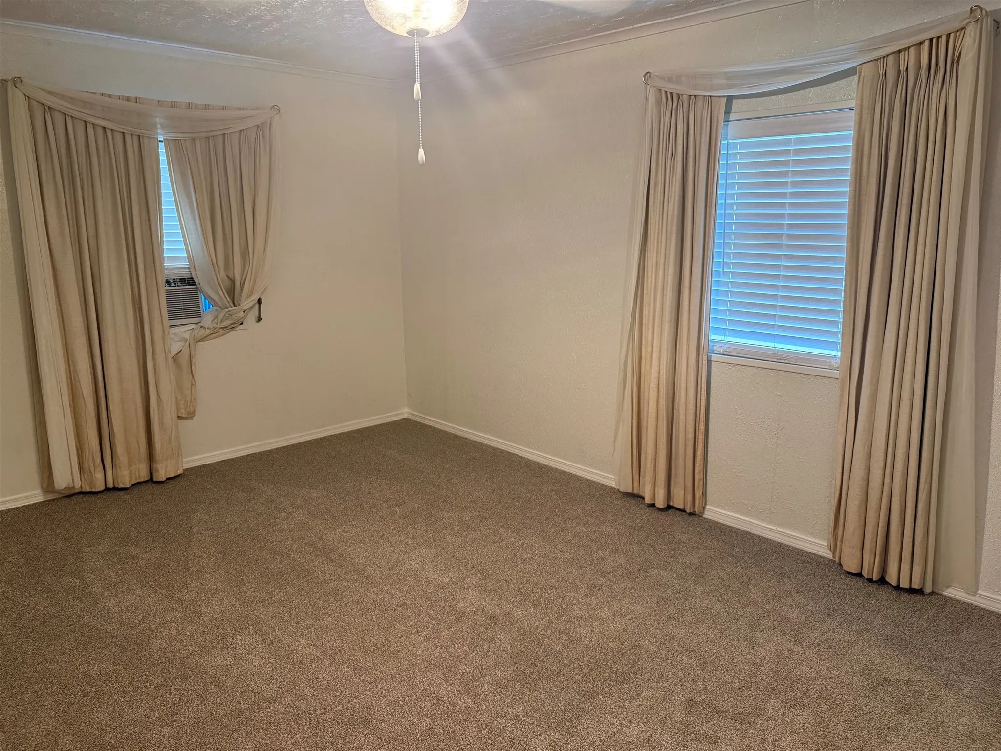 Single Family Residence For Rent in Grayson County , 643 E South Street, Whitesboro, Texas 76273, 3 Bedroom, 2 Bathroom, Garage spaces, 2,000 Sqft, built in 1940, mls#21255535, Real Estate Agent in Whitesboro, Homes For Rent in Grayson county, Homes For Rent in Whitesboro, Realtor in Whitesboro Texas, Real Estate Brokerage Independent Realty Texas, Luminita Cordes Realtor