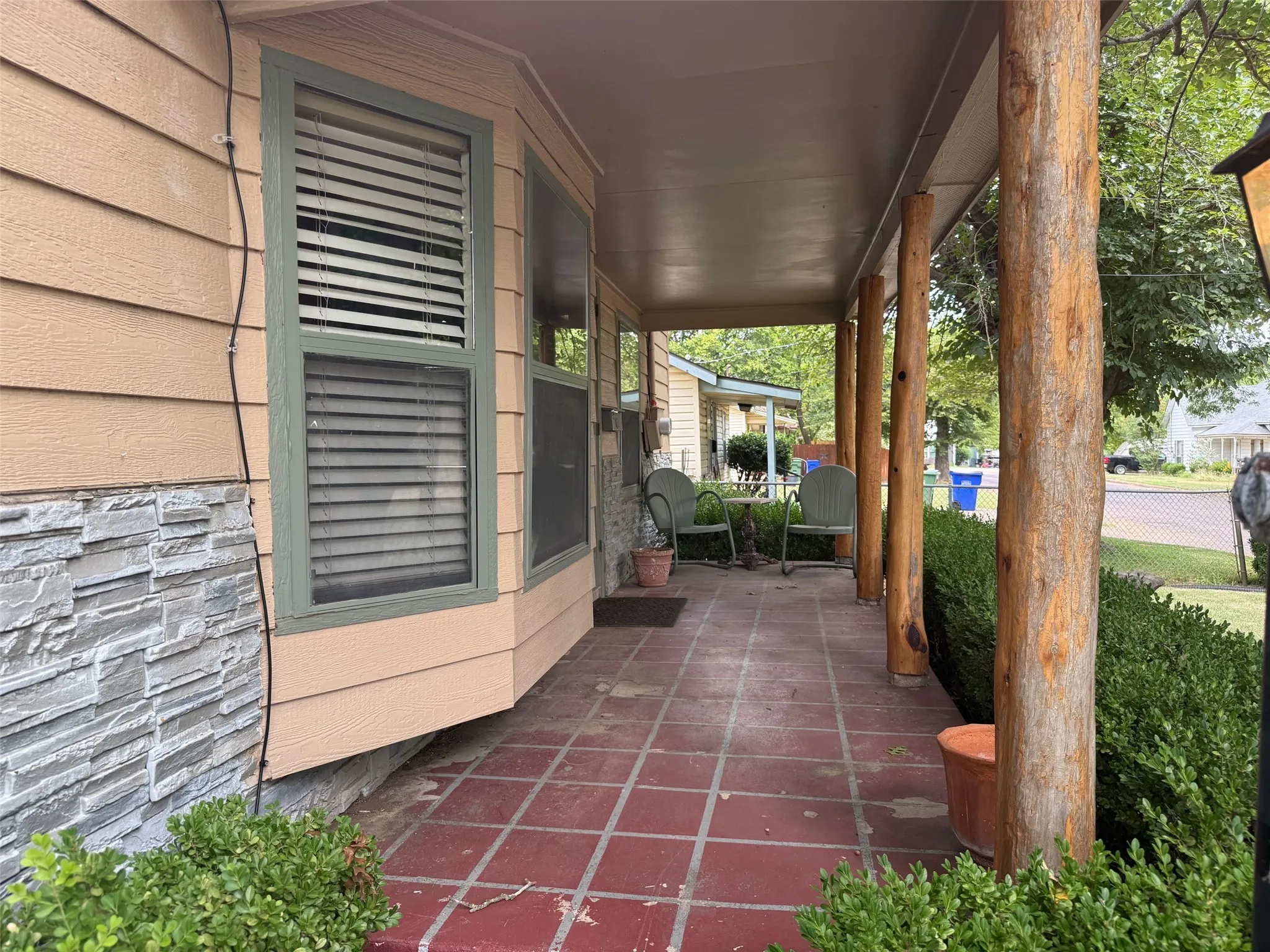 Single Family Residence For Rent in Grayson County , 643 E South Street, Whitesboro, Texas 76273, 3 Bedroom, 2 Bathroom, Garage spaces, 2,000 Sqft, built in 1940, mls#21255535, Real Estate Agent in Whitesboro, Homes For Rent in Grayson county, Homes For Rent in Whitesboro, Realtor in Whitesboro Texas, Real Estate Brokerage Independent Realty Texas, Luminita Cordes Realtor