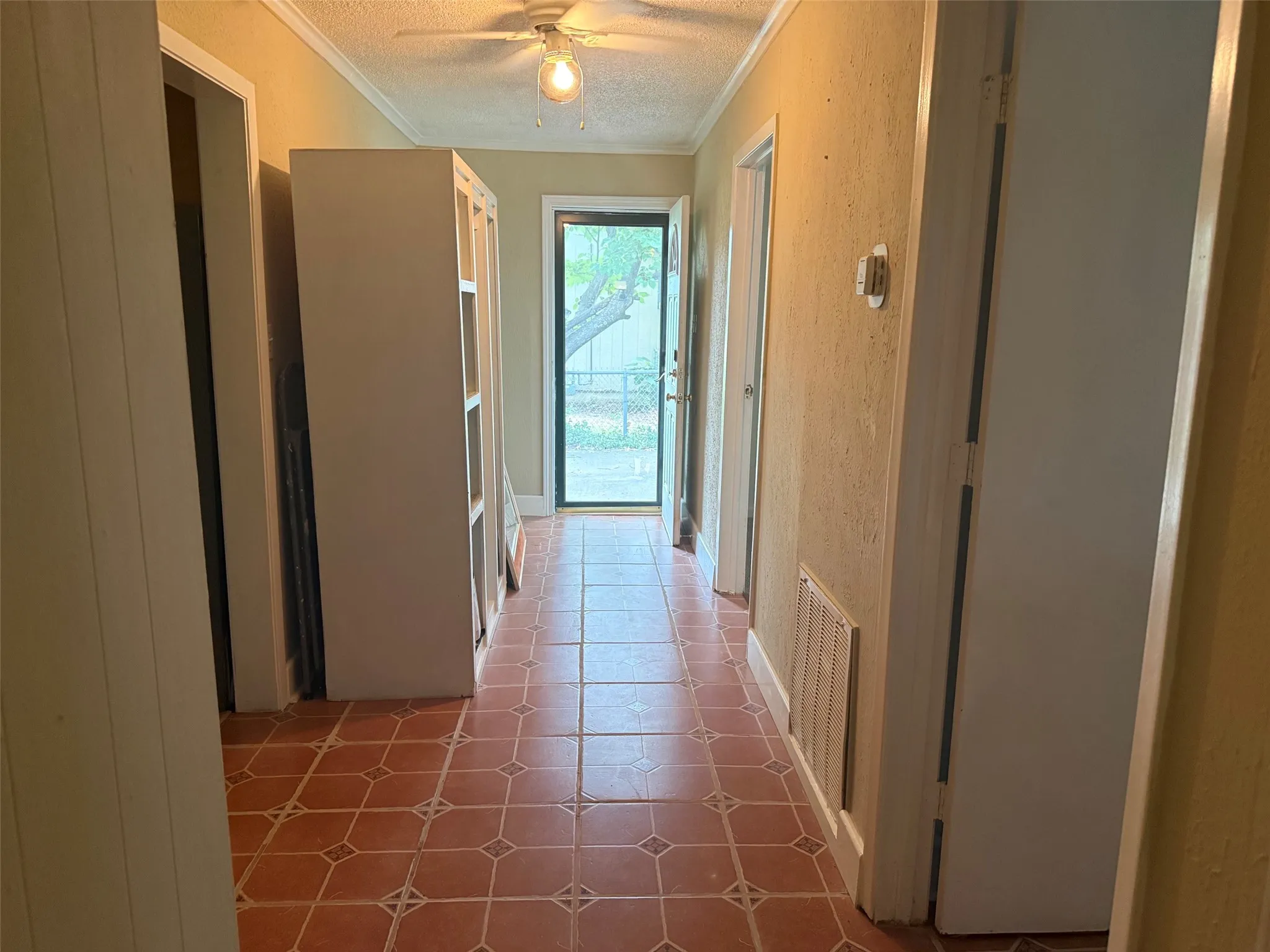 Single Family Residence For Rent in Grayson County , 643 E South Street, Whitesboro, Texas 76273, 3 Bedroom, 2 Bathroom, Garage spaces, 2,000 Sqft, built in 1940, mls#21255535, Real Estate Agent in Whitesboro, Homes For Rent in Grayson county, Homes For Rent in Whitesboro, Realtor in Whitesboro Texas, Real Estate Brokerage Independent Realty Texas, Luminita Cordes Realtor