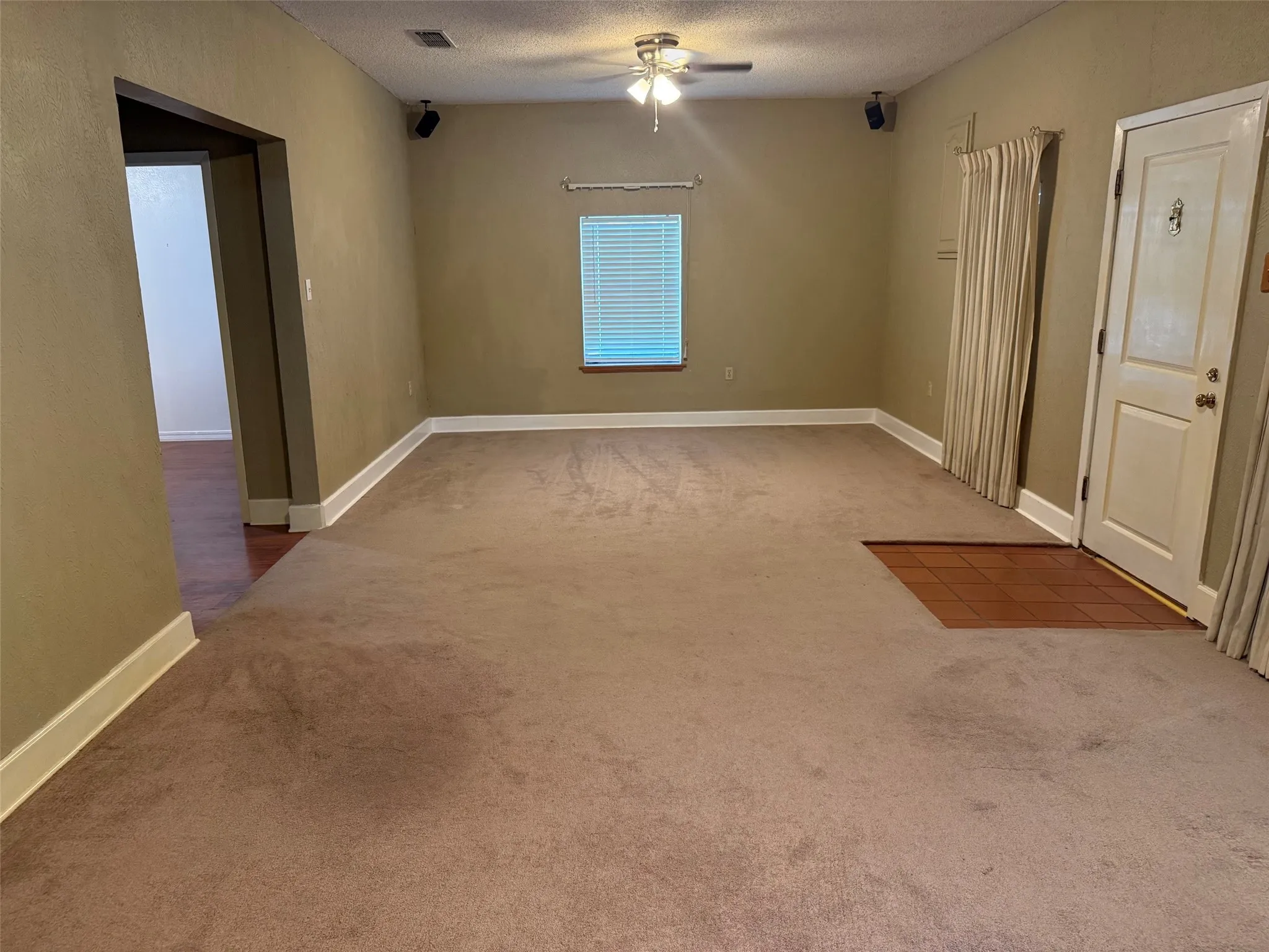 Single Family Residence For Rent in Grayson County , 643 E South Street, Whitesboro, Texas 76273, 3 Bedroom, 2 Bathroom, Garage spaces, 2,000 Sqft, built in 1940, mls#21255535, Real Estate Agent in Whitesboro, Homes For Rent in Grayson county, Homes For Rent in Whitesboro, Realtor in Whitesboro Texas, Real Estate Brokerage Independent Realty Texas, Luminita Cordes Realtor
