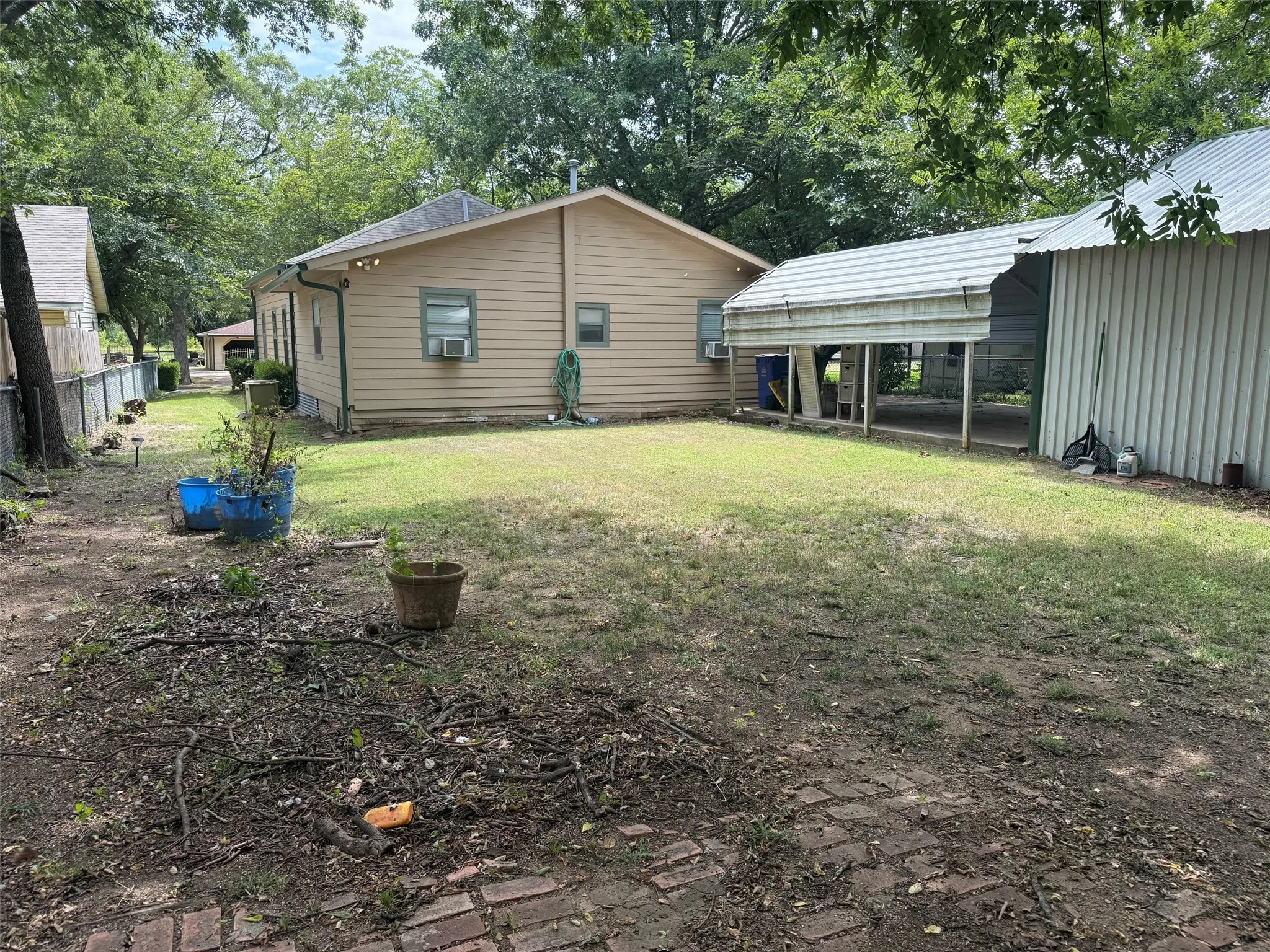 Single Family Residence For Rent in Grayson County , 643 E South Street, Whitesboro, Texas 76273, 3 Bedroom, 2 Bathroom, Garage spaces, 2,000 Sqft, built in 1940, mls#21255535, Real Estate Agent in Whitesboro, Homes For Rent in Grayson county, Homes For Rent in Whitesboro, Realtor in Whitesboro Texas, Real Estate Brokerage Independent Realty Texas, Luminita Cordes Realtor