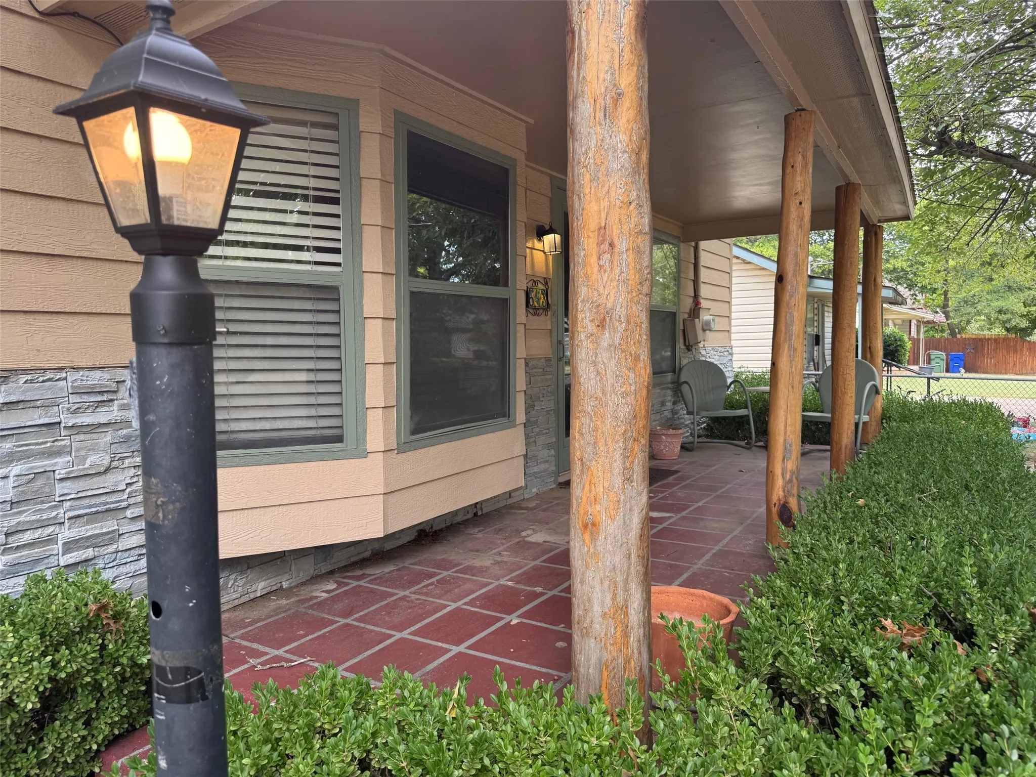 Single Family Residence For Rent in Grayson County , 643 E South Street, Whitesboro, Texas 76273, 3 Bedroom, 2 Bathroom, Garage spaces, 2,000 Sqft, built in 1940, mls#21255535, Real Estate Agent in Whitesboro, Homes For Rent in Grayson county, Homes For Rent in Whitesboro, Realtor in Whitesboro Texas, Real Estate Brokerage Independent Realty Texas, Luminita Cordes Realtor