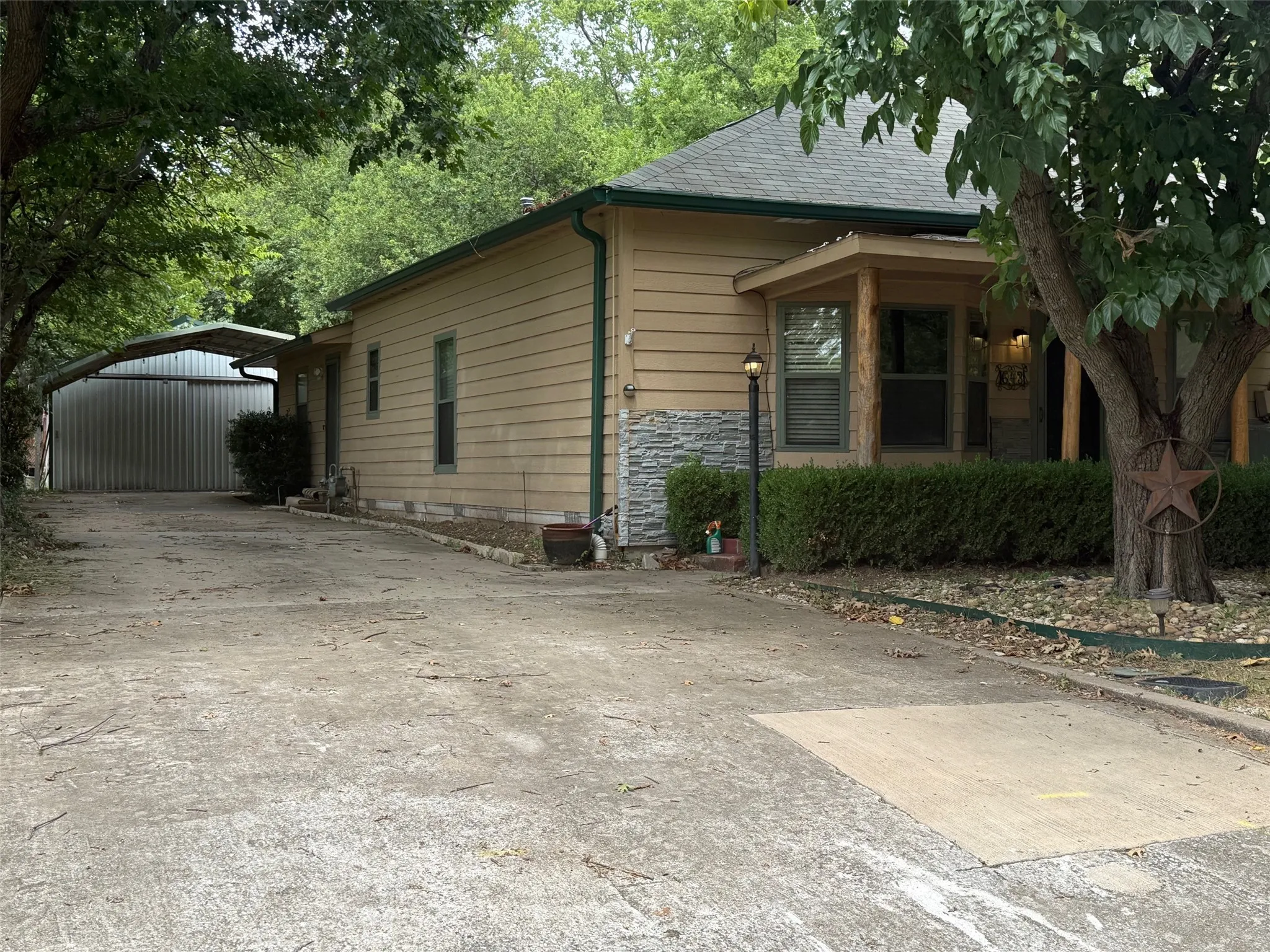 Single Family Residence For Rent in Grayson County , 643 E South Street, Whitesboro, Texas 76273, 3 Bedroom, 2 Bathroom, Garage spaces, 2,000 Sqft, built in 1940, mls#21255535, Real Estate Agent in Whitesboro, Homes For Rent in Grayson county, Homes For Rent in Whitesboro, Realtor in Whitesboro Texas, Real Estate Brokerage Independent Realty Texas, Luminita Cordes Realtor