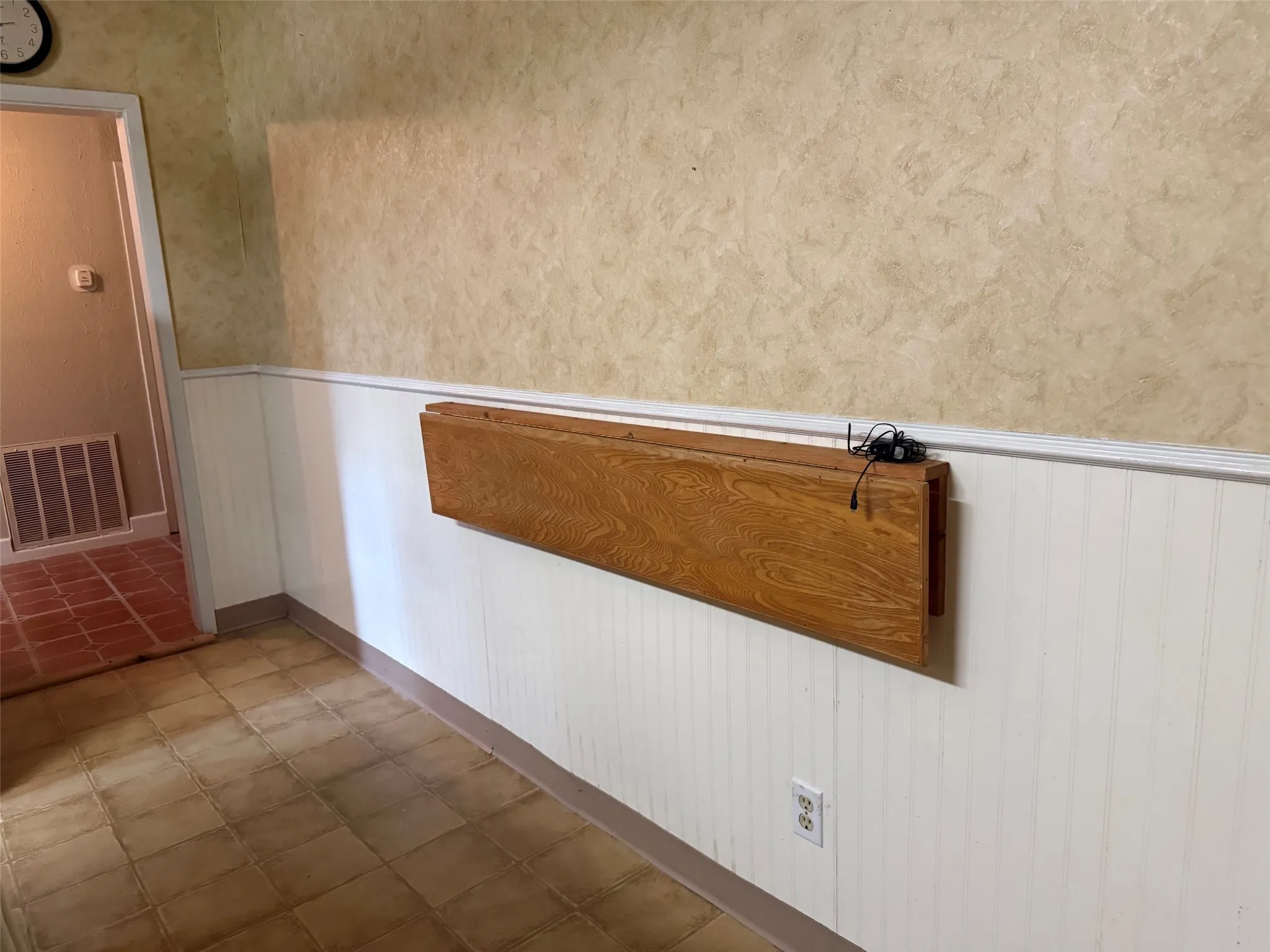 Single Family Residence For Rent in Grayson County , 643 E South Street, Whitesboro, Texas 76273, 3 Bedroom, 2 Bathroom, Garage spaces, 2,000 Sqft, built in 1940, mls#21255535, Real Estate Agent in Whitesboro, Homes For Rent in Grayson county, Homes For Rent in Whitesboro, Realtor in Whitesboro Texas, Real Estate Brokerage Independent Realty Texas, Luminita Cordes Realtor