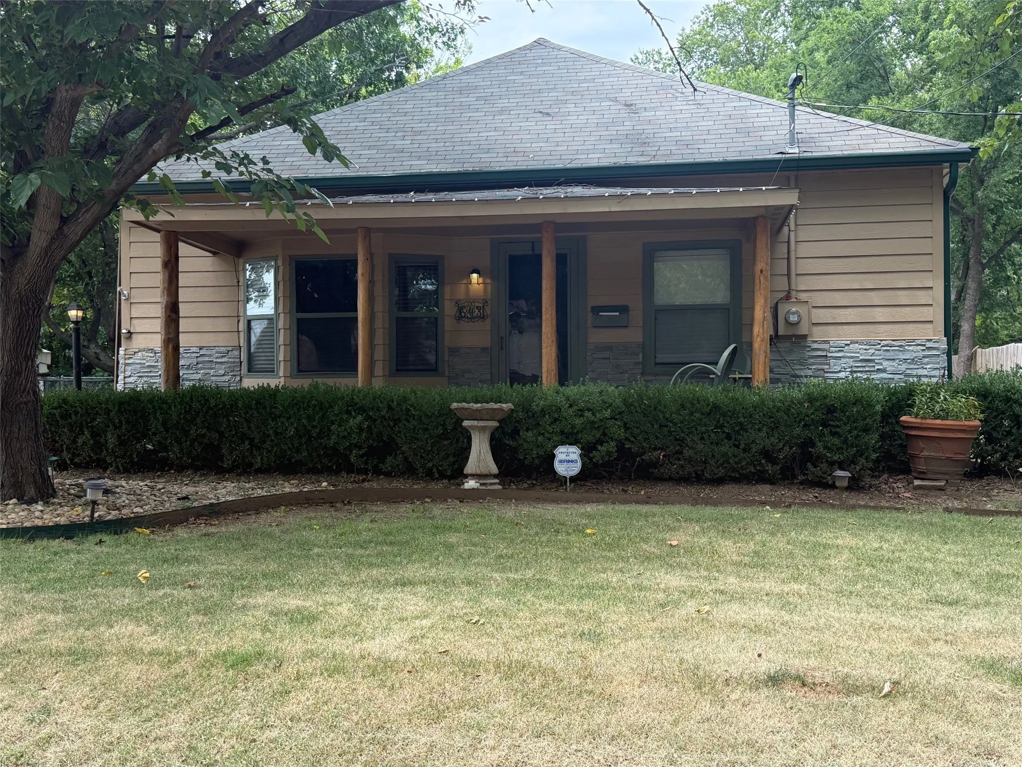 Single Family Residence For Rent in Grayson County , 643 E South Street, Whitesboro, Texas 76273, 3 Bedroom, 2 Bathroom, Garage spaces, 2,000 Sqft, built in 1940, mls#21255535, Real Estate Agent in Whitesboro, Homes For Rent in Grayson county, Homes For Rent in Whitesboro, Realtor in Whitesboro Texas, Real Estate Brokerage Independent Realty Texas, Luminita Cordes Realtor
