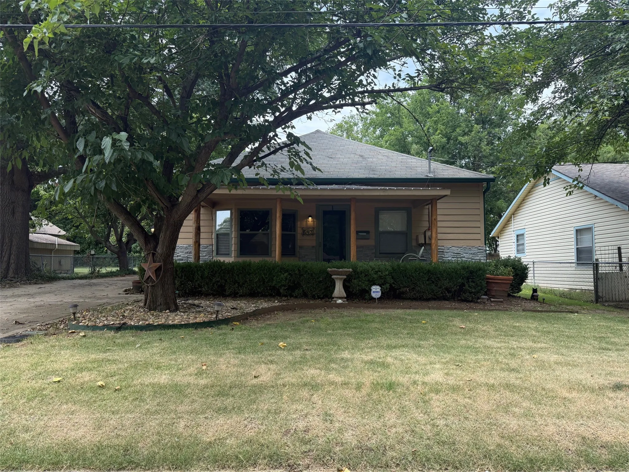 Single Family Residence For Rent in Grayson County , 643 E South Street, Whitesboro, Texas 76273, 3 Bedroom, 2 Bathroom, Garage spaces, 2,000 Sqft, built in 1940, mls#21255535, Real Estate Agent in Whitesboro, Homes For Rent in Grayson county, Homes For Rent in Whitesboro, Realtor in Whitesboro Texas, Real Estate Brokerage Independent Realty Texas, Luminita Cordes Realtor