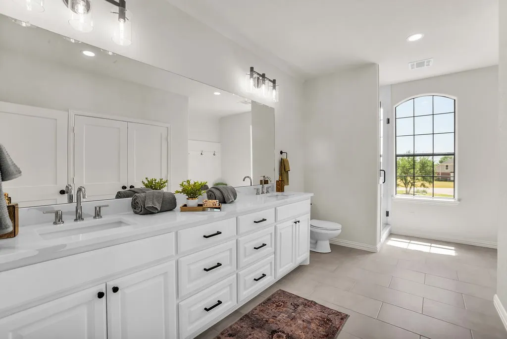 Secondary Master Bathroom