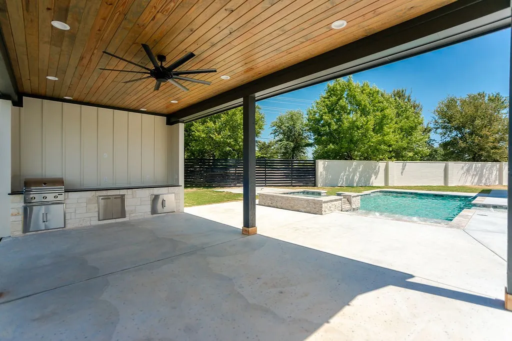 Outdoor Living & Kitchen