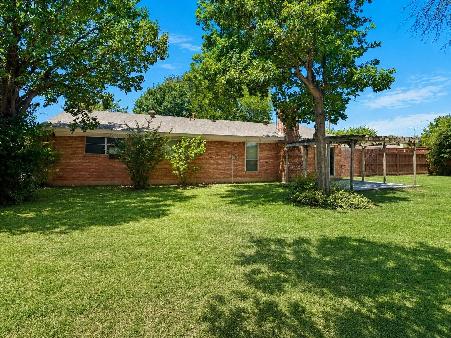 Single Family Residence For Sale in Denton County , 200 Hart Road, Little Elm, Texas 75068, 3 Bedroom, 2 Bathroom, 2 Garage spaces, 1,900 Sqft, built in 1973, Price $400,000, mls#21333312, Real Estate Agent in Little Elm, Homes For Sale in Denton county, Homes For Sale in Little Elm, Realtor in Little Elm Texas, Real Estate Brokerage Independent Realty Texas, Luminita Cordes Realtor