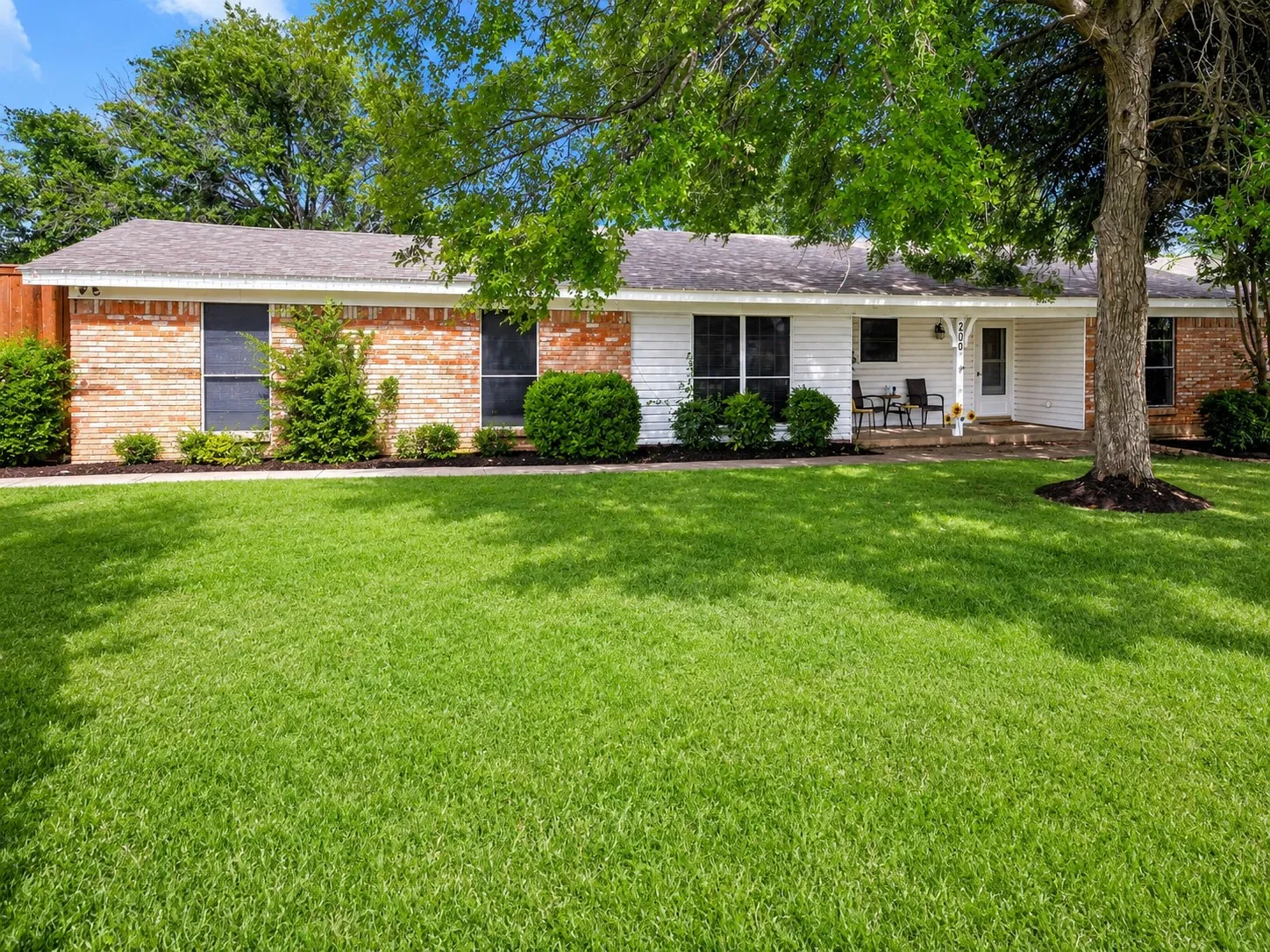 Single Family Residence For Sale in Denton County , 200 Hart Road, Little Elm, Texas 75068, 3 Bedroom, 2 Bathroom, 2 Garage spaces, 1,900 Sqft, built in 1973, Price $400,000, mls#21333312, Real Estate Agent in Little Elm, Homes For Sale in Denton county, Homes For Sale in Little Elm, Realtor in Little Elm Texas, Real Estate Brokerage Independent Realty Texas, Luminita Cordes Realtor