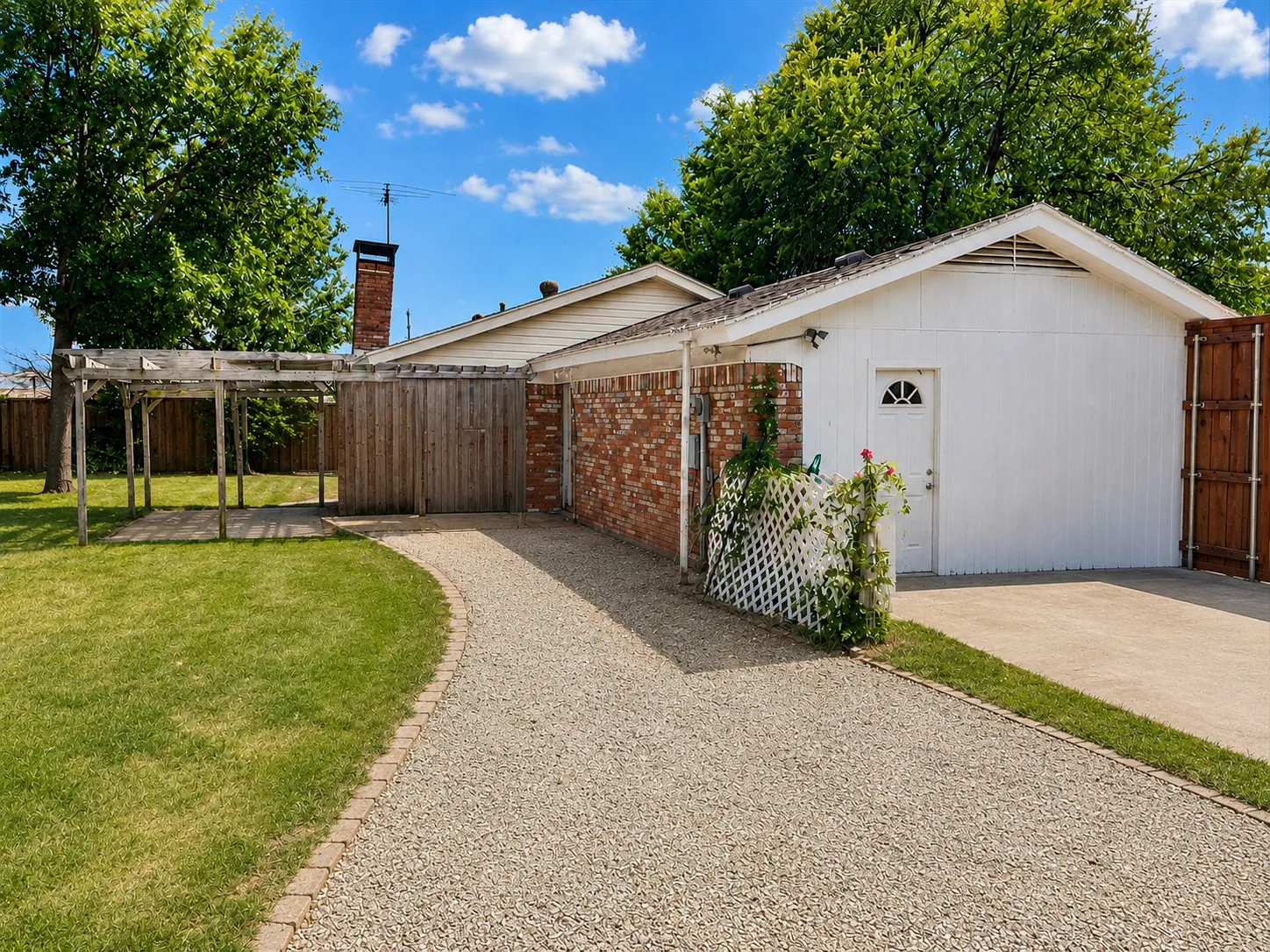 Single Family Residence For Sale in Denton County , 200 Hart Road, Little Elm, Texas 75068, 3 Bedroom, 2 Bathroom, 2 Garage spaces, 1,900 Sqft, built in 1973, Price $400,000, mls#21333312, Real Estate Agent in Little Elm, Homes For Sale in Denton county, Homes For Sale in Little Elm, Realtor in Little Elm Texas, Real Estate Brokerage Independent Realty Texas, Luminita Cordes Realtor