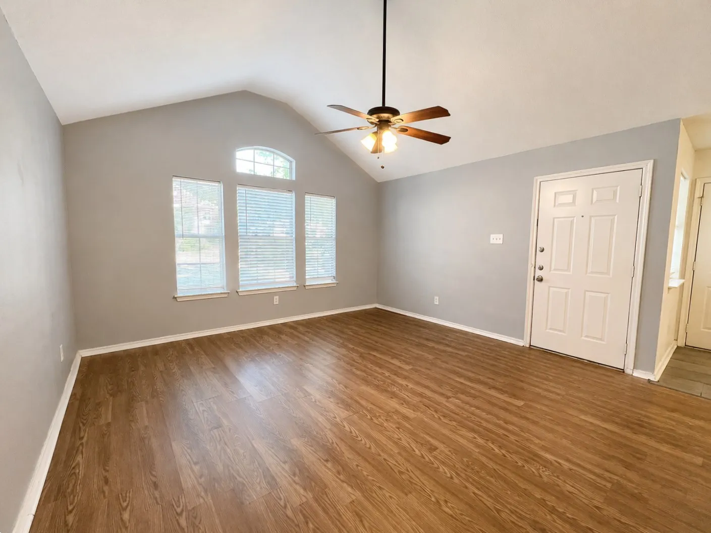 Single Family Residence For Rent in Tarrant County , 3417 Stanley Avenue, Fort Worth, Texas 76110, 3 Bedroom, 2 Bathroom, 1 Garage spaces, 1,248 Sqft, built in 2000, mls#21360378, Real Estate Agent in Fort Worth, Homes For Rent in Tarrant county, Homes For Rent in Fort Worth, Realtor in Fort Worth Texas, Real Estate Brokerage Independent Realty Texas, Luminita Cordes Realtor