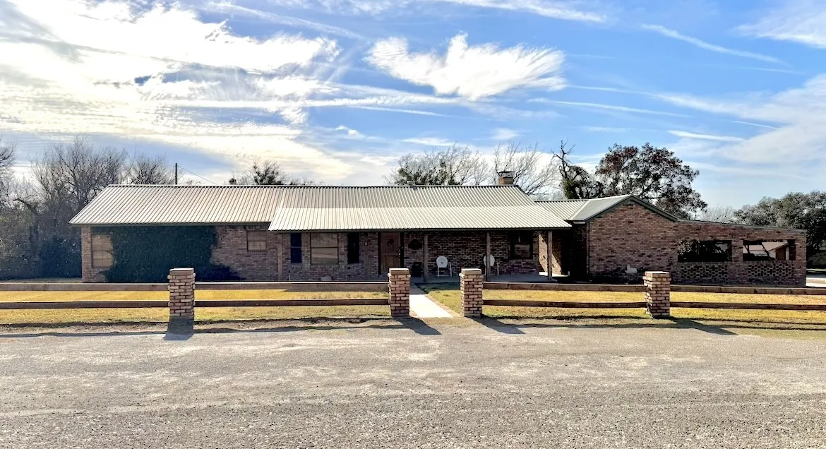 Single Family Residence For Sale in Mills County , 5 W HWY 84, Goldthwaite, Texas 76844, 3 Bedroom, 1 Bathroom, Garage spaces, 1,565 Sqft, built in 1990, mls#21360379, Real Estate Agent in Goldthwaite, Homes For Sale in Mills county, Homes For Sale in Goldthwaite, Realtor in Goldthwaite Texas, Real Estate Brokerage Independent Realty Texas, Luminita Cordes Realtor