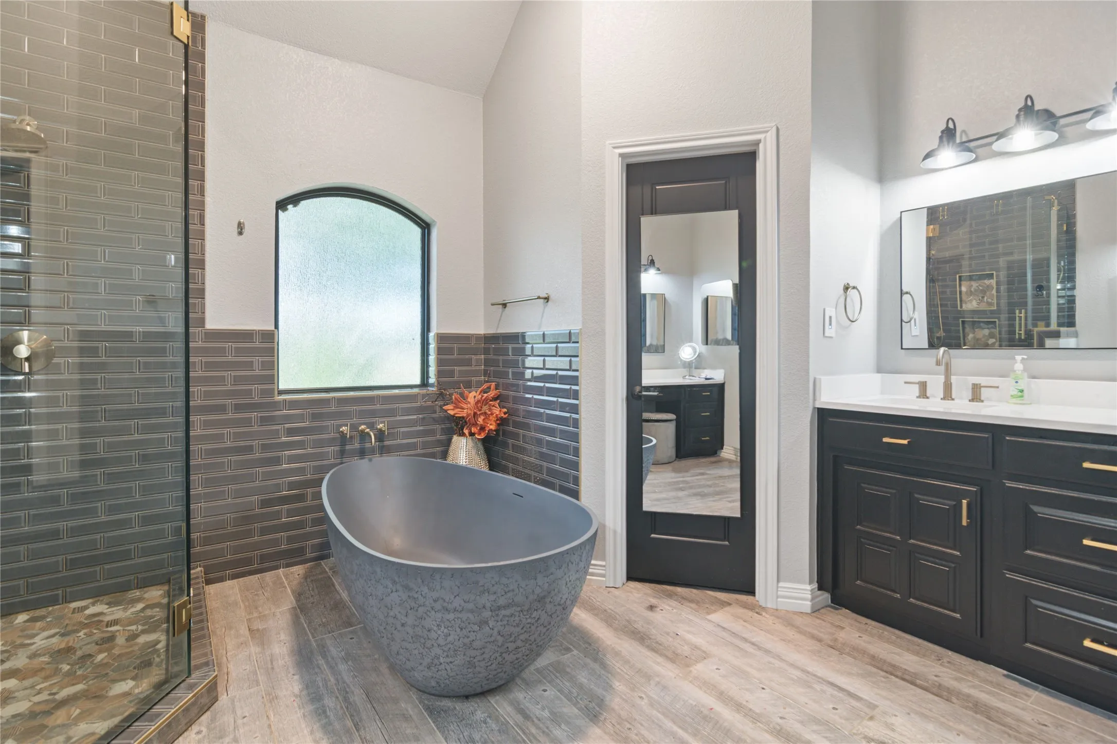 Single Family Residence For Sale in Hood County , 717 Pintail Court, Granbury, Texas 76049, 4 Bedroom, 5 Bathroom, 5 Garage spaces, 3,407 Sqft, built in 1997, Price $1,200,000, mls#21348140, Real Estate Agent in Granbury, Homes For Sale in Hood county, Homes For Sale in Granbury, Realtor in Granbury Texas, Real Estate Brokerage Independent Realty Texas, Luminita Cordes Realtor