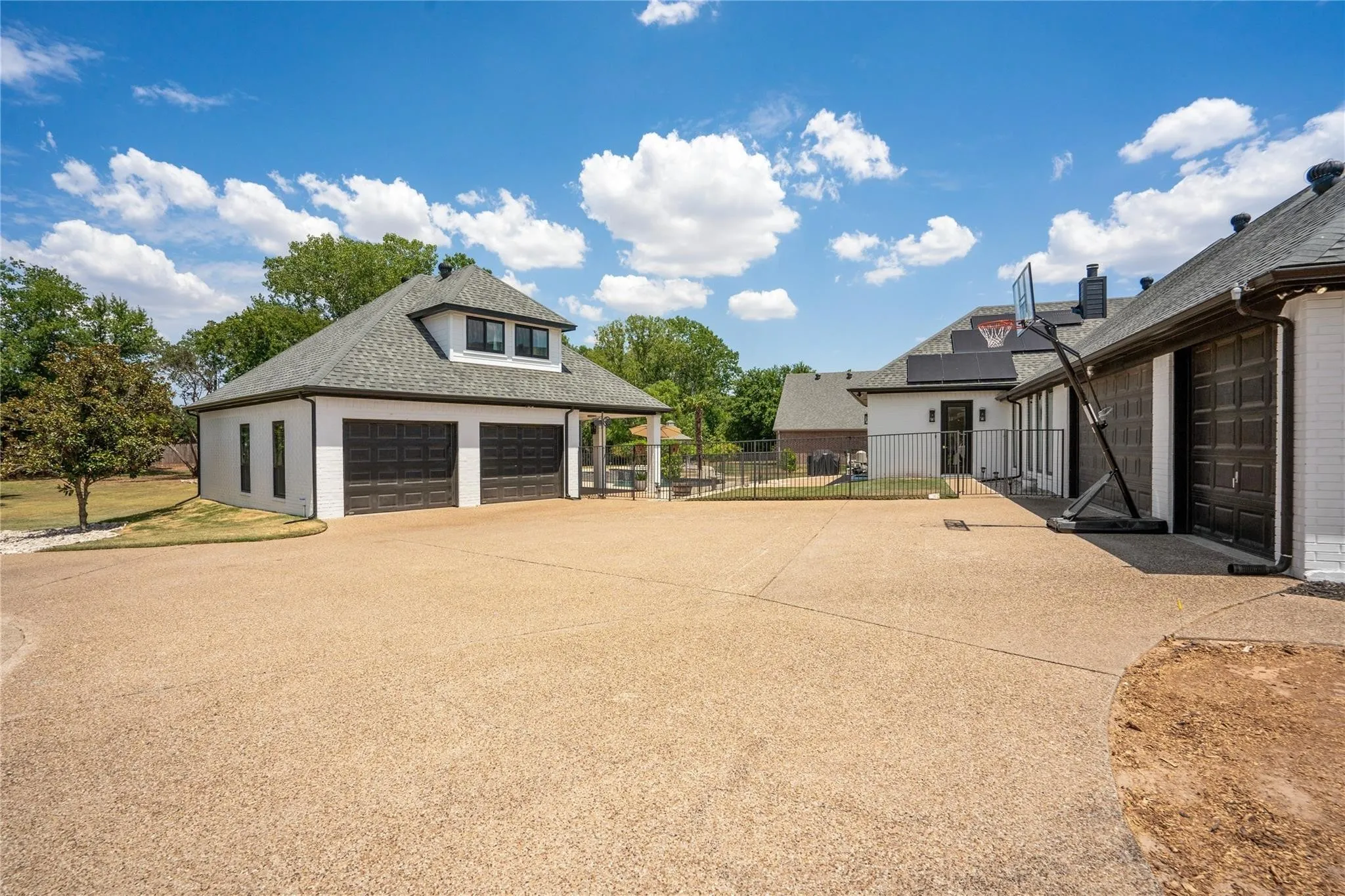 Single Family Residence For Sale in Hood County , 717 Pintail Court, Granbury, Texas 76049, 4 Bedroom, 5 Bathroom, 5 Garage spaces, 3,407 Sqft, built in 1997, Price $1,200,000, mls#21348140, Real Estate Agent in Granbury, Homes For Sale in Hood county, Homes For Sale in Granbury, Realtor in Granbury Texas, Real Estate Brokerage Independent Realty Texas, Luminita Cordes Realtor