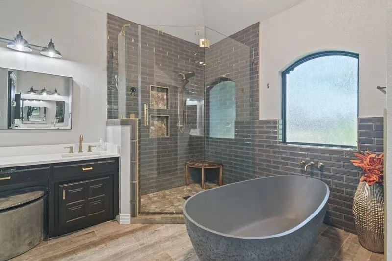 Single Family Residence For Sale in Hood County , 717 Pintail Court, Granbury, Texas 76049, 4 Bedroom, 5 Bathroom, 5 Garage spaces, 3,407 Sqft, built in 1997, Price $1,200,000, mls#21348140, Real Estate Agent in Granbury, Homes For Sale in Hood county, Homes For Sale in Granbury, Realtor in Granbury Texas, Real Estate Brokerage Independent Realty Texas, Luminita Cordes Realtor