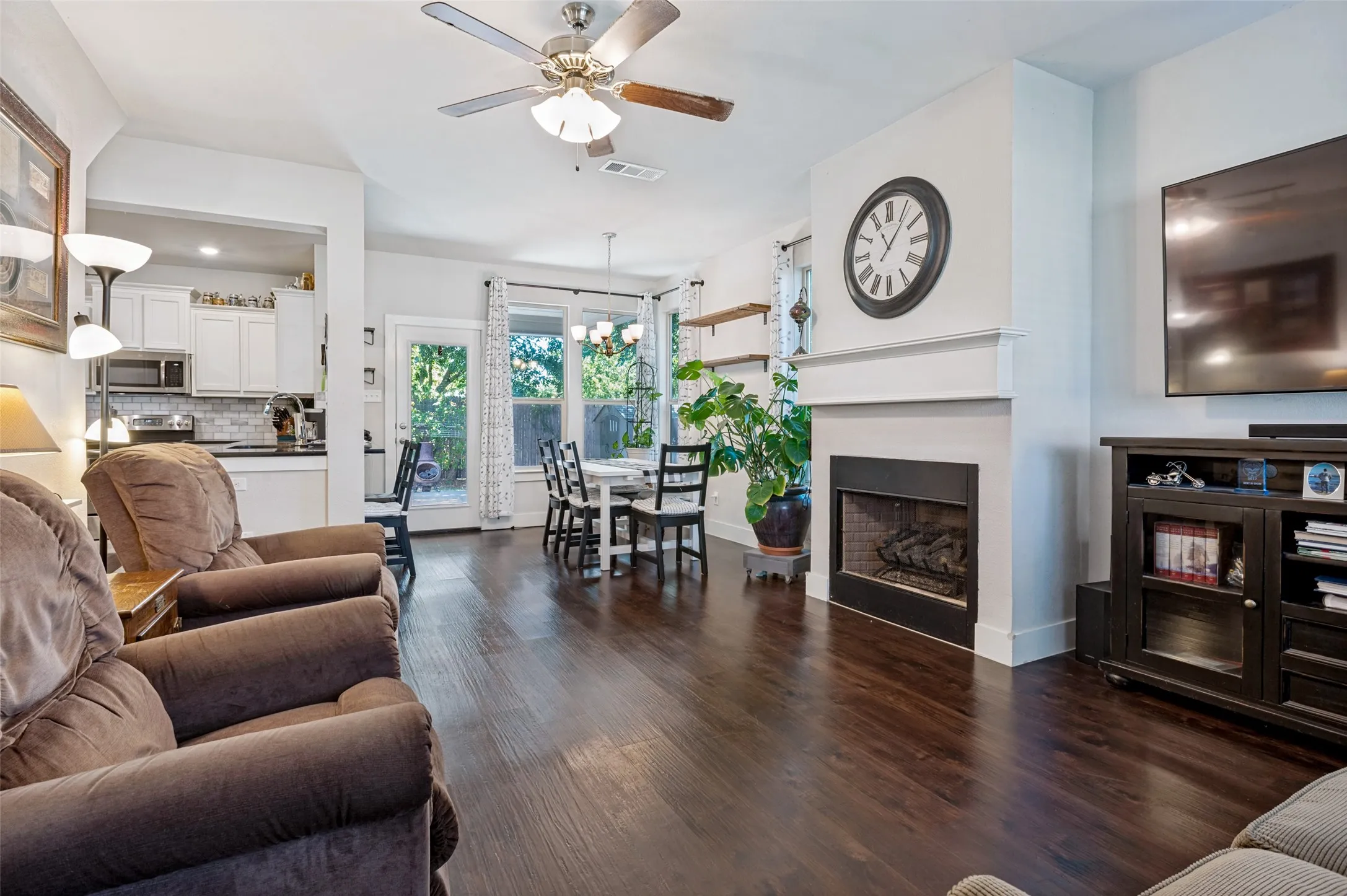 Single Family Residence For Sale in Ellis County , 909 Cope Street, Mansfield, Texas 76065, 4 Bedroom, 3 Bathroom, 3 Garage spaces, 1,682 Sqft, built in 2019, mls#21360359, Real Estate Agent in Mansfield, Homes For Sale in Ellis county, Homes For Sale in Mansfield, Realtor in Mansfield Texas, Real Estate Brokerage Independent Realty Texas, Luminita Cordes Realtor