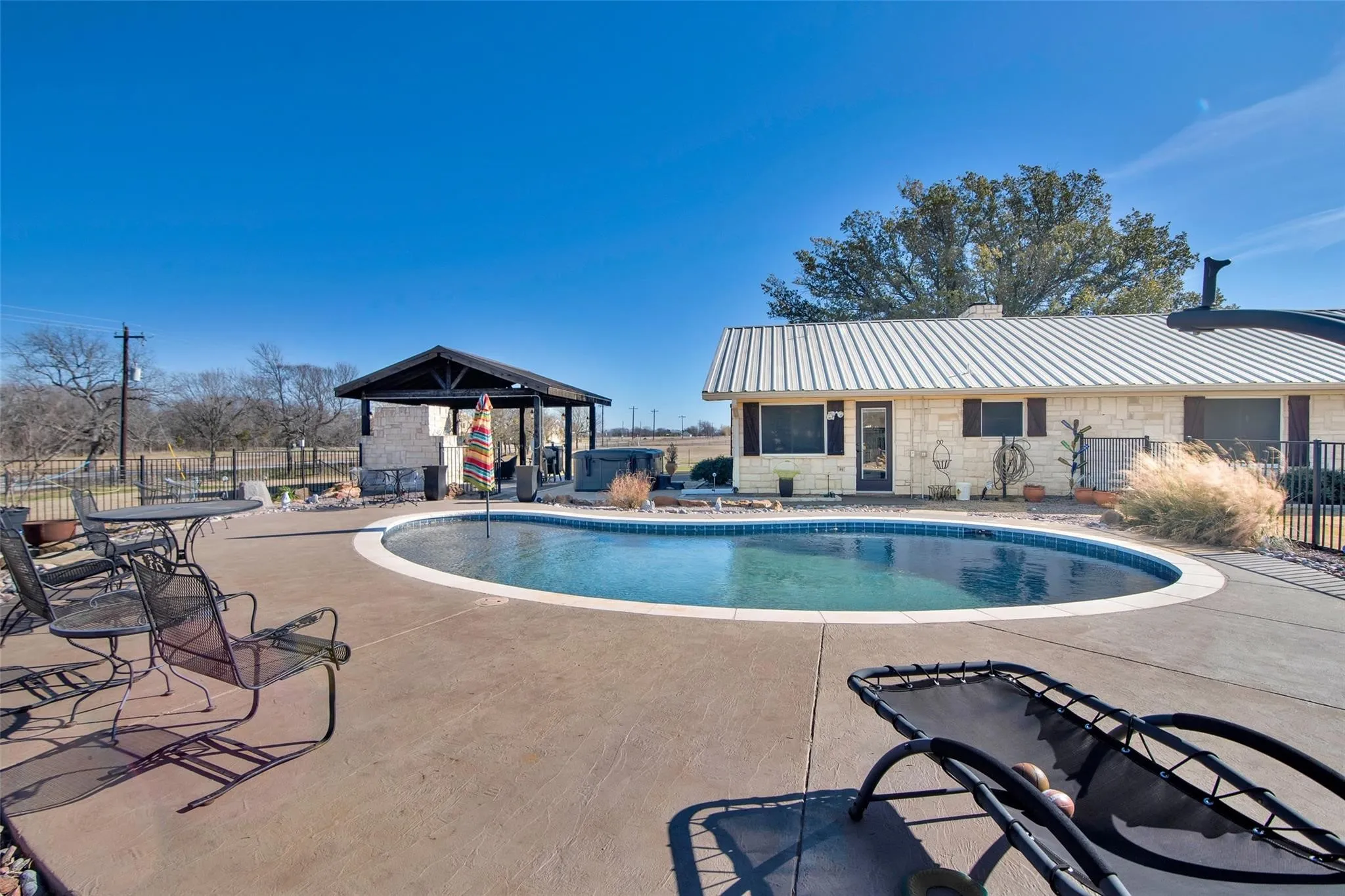 Single Family Residence For Sale in Grayson County , 1575 Terry Lane, Sherman, Texas 75092, 4 Bedroom, 2 Bathroom, Garage spaces, 2,333 Sqft, built in 1971, mls#21355336, Real Estate Agent in Sherman, Homes For Sale in Grayson county, Homes For Sale in Sherman, Realtor in Sherman Texas, Real Estate Brokerage Independent Realty Texas, Luminita Cordes Realtor