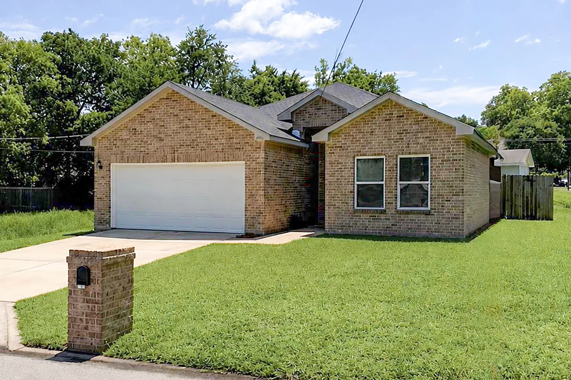 Single Family Residence For Sale in Hunt County , 1421 Jones Street, Greenville, Texas 75401, 3 Bedroom, 2 Bathroom, 2 Garage spaces, 1,618 Sqft, built in 2018, mls#21359388, Real Estate Agent in Greenville, Homes For Sale in Hunt county, Homes For Sale in Greenville, Realtor in Greenville Texas, Real Estate Brokerage Independent Realty Texas, Luminita Cordes Realtor