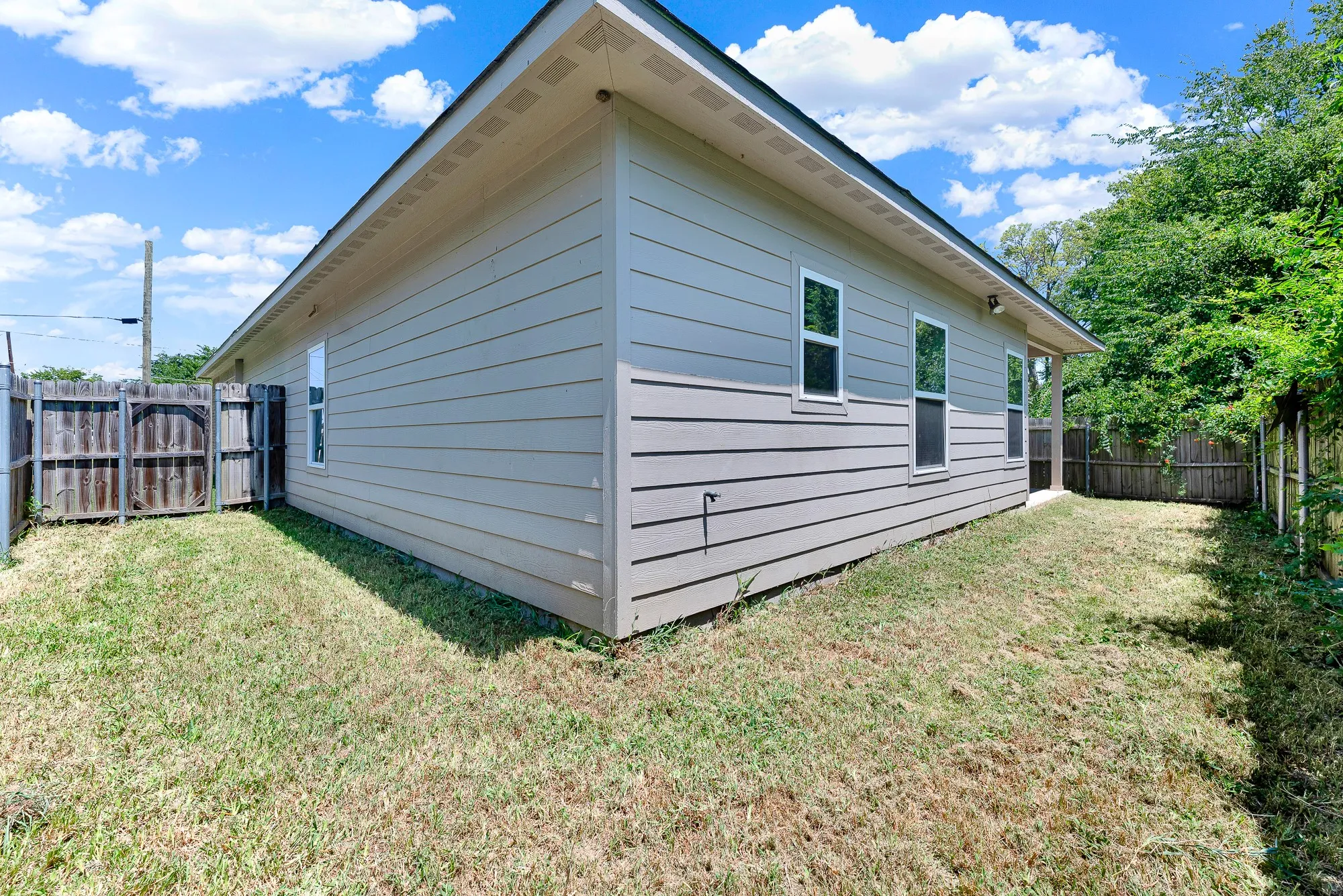 Single Family Residence For Sale in Hunt County , 1421 Jones Street, Greenville, Texas 75401, 3 Bedroom, 2 Bathroom, 2 Garage spaces, 1,618 Sqft, built in 2018, mls#21359388, Real Estate Agent in Greenville, Homes For Sale in Hunt county, Homes For Sale in Greenville, Realtor in Greenville Texas, Real Estate Brokerage Independent Realty Texas, Luminita Cordes Realtor