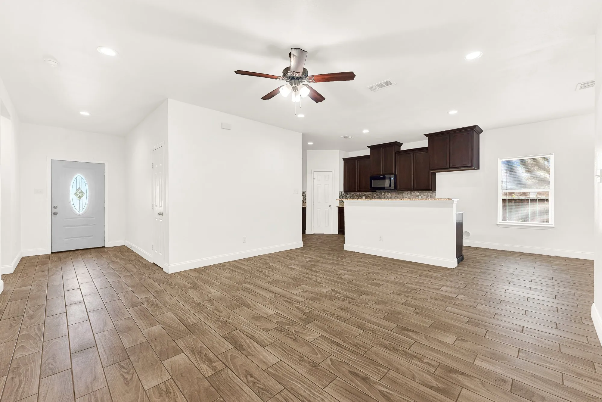 Single Family Residence For Sale in Hunt County , 1421 Jones Street, Greenville, Texas 75401, 3 Bedroom, 2 Bathroom, 2 Garage spaces, 1,618 Sqft, built in 2018, mls#21359388, Real Estate Agent in Greenville, Homes For Sale in Hunt county, Homes For Sale in Greenville, Realtor in Greenville Texas, Real Estate Brokerage Independent Realty Texas, Luminita Cordes Realtor