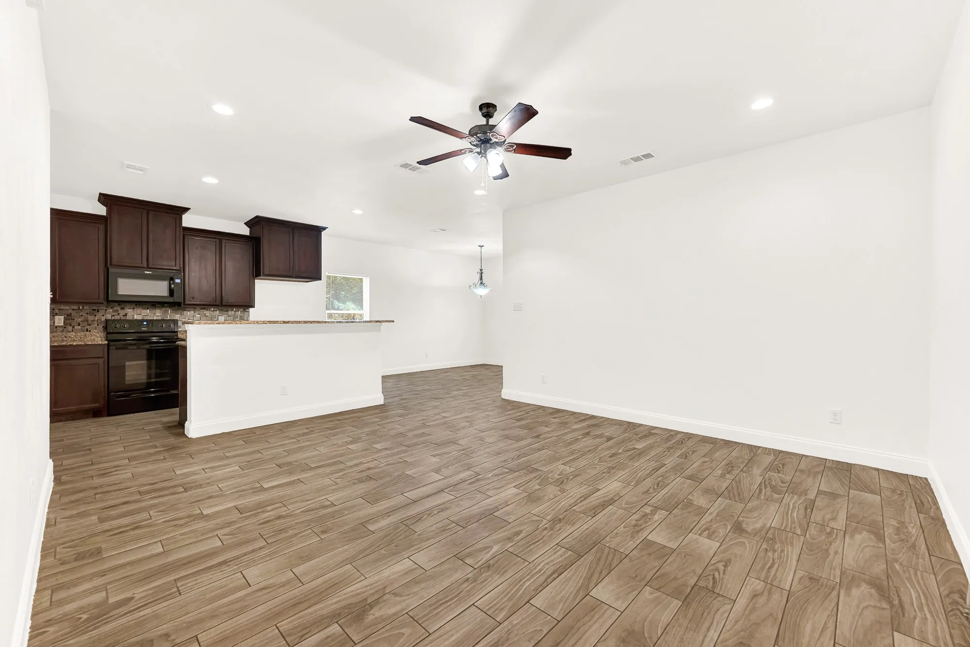 Single Family Residence For Sale in Hunt County , 1421 Jones Street, Greenville, Texas 75401, 3 Bedroom, 2 Bathroom, 2 Garage spaces, 1,618 Sqft, built in 2018, mls#21359388, Real Estate Agent in Greenville, Homes For Sale in Hunt county, Homes For Sale in Greenville, Realtor in Greenville Texas, Real Estate Brokerage Independent Realty Texas, Luminita Cordes Realtor
