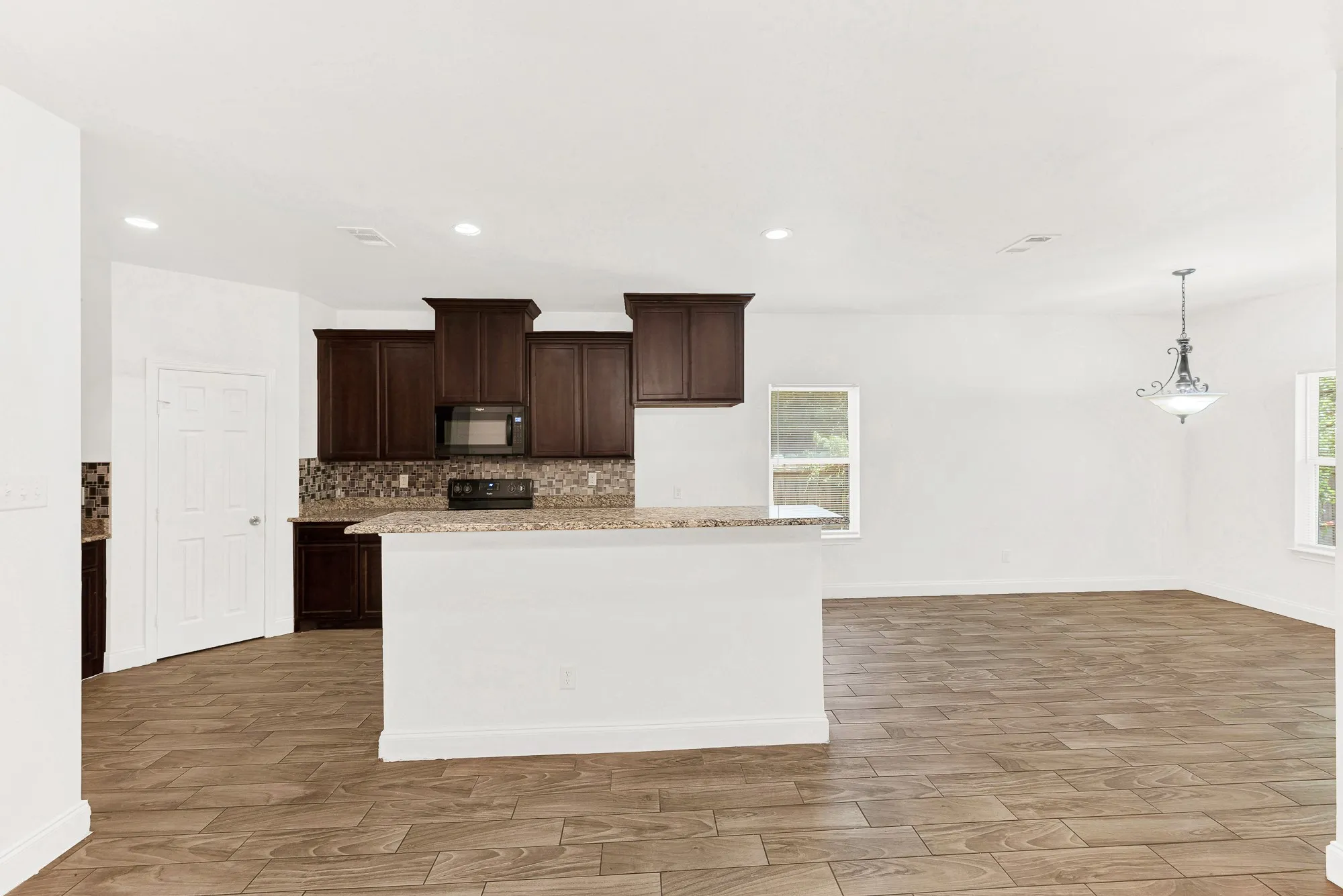 Single Family Residence For Sale in Hunt County , 1421 Jones Street, Greenville, Texas 75401, 3 Bedroom, 2 Bathroom, 2 Garage spaces, 1,618 Sqft, built in 2018, mls#21359388, Real Estate Agent in Greenville, Homes For Sale in Hunt county, Homes For Sale in Greenville, Realtor in Greenville Texas, Real Estate Brokerage Independent Realty Texas, Luminita Cordes Realtor