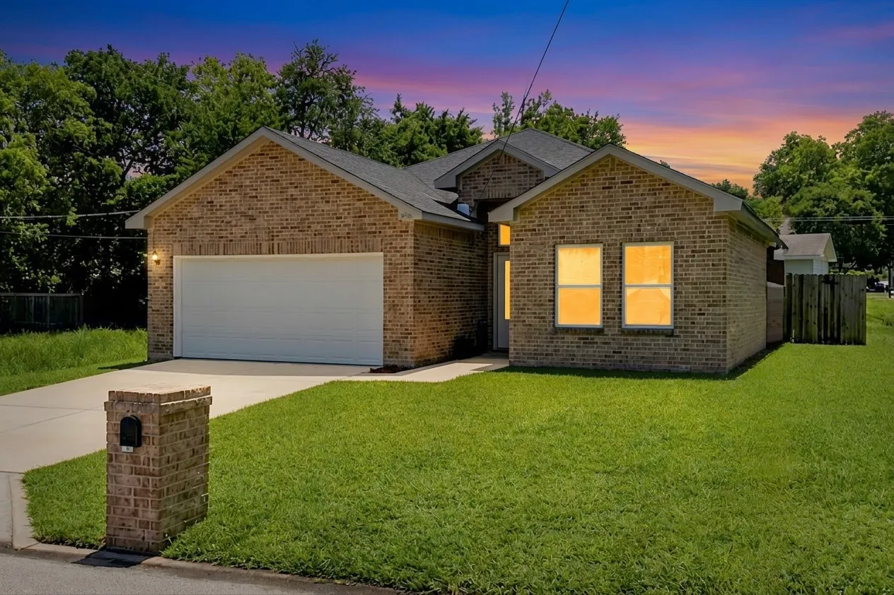 Single Family Residence For Sale in Hunt County , 1421 Jones Street, Greenville, Texas 75401, 3 Bedroom, 2 Bathroom, 2 Garage spaces, 1,618 Sqft, built in 2018, mls#21359388, Real Estate Agent in Greenville, Homes For Sale in Hunt county, Homes For Sale in Greenville, Realtor in Greenville Texas, Real Estate Brokerage Independent Realty Texas, Luminita Cordes Realtor