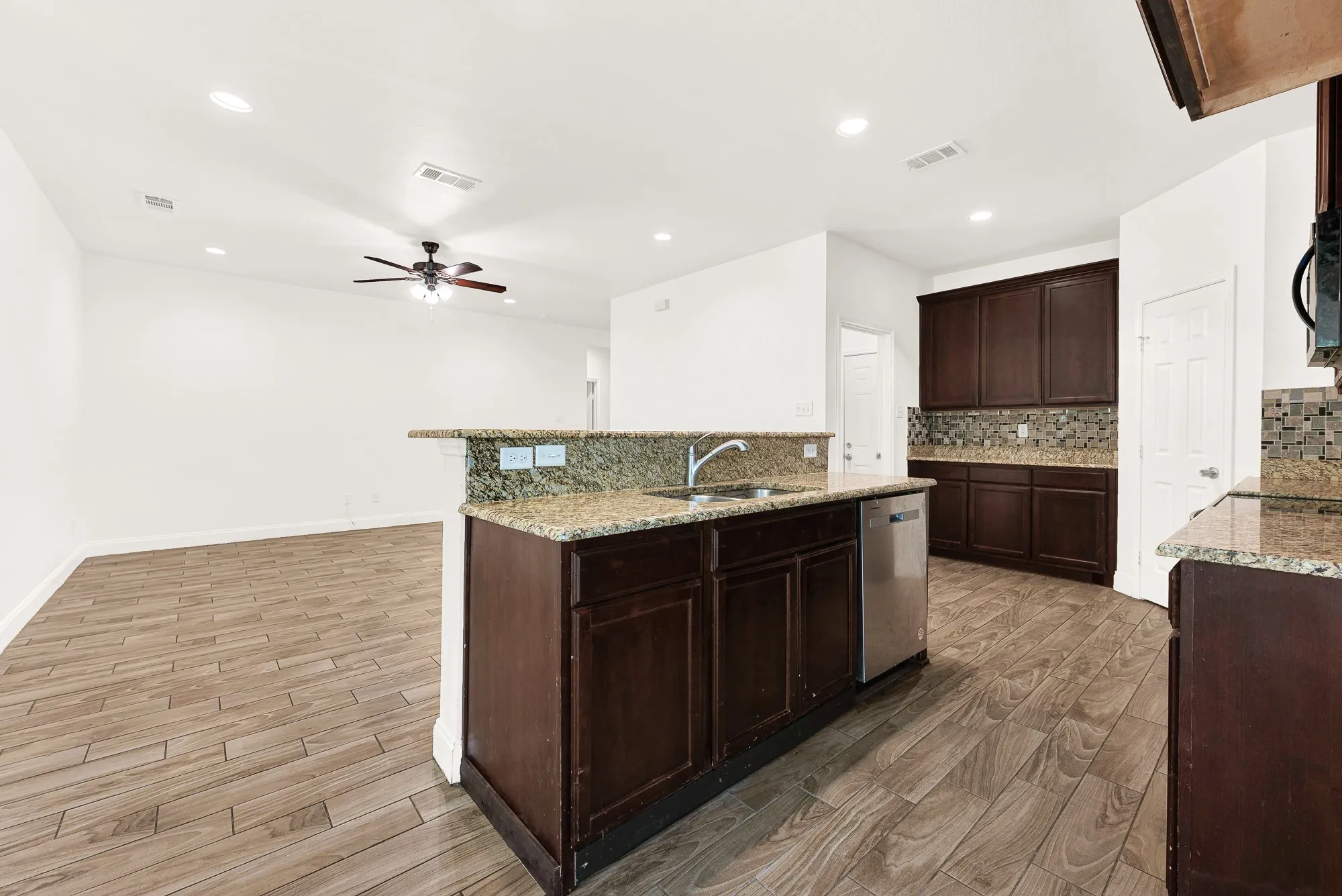 Single Family Residence For Sale in Hunt County , 1421 Jones Street, Greenville, Texas 75401, 3 Bedroom, 2 Bathroom, 2 Garage spaces, 1,618 Sqft, built in 2018, mls#21359388, Real Estate Agent in Greenville, Homes For Sale in Hunt county, Homes For Sale in Greenville, Realtor in Greenville Texas, Real Estate Brokerage Independent Realty Texas, Luminita Cordes Realtor