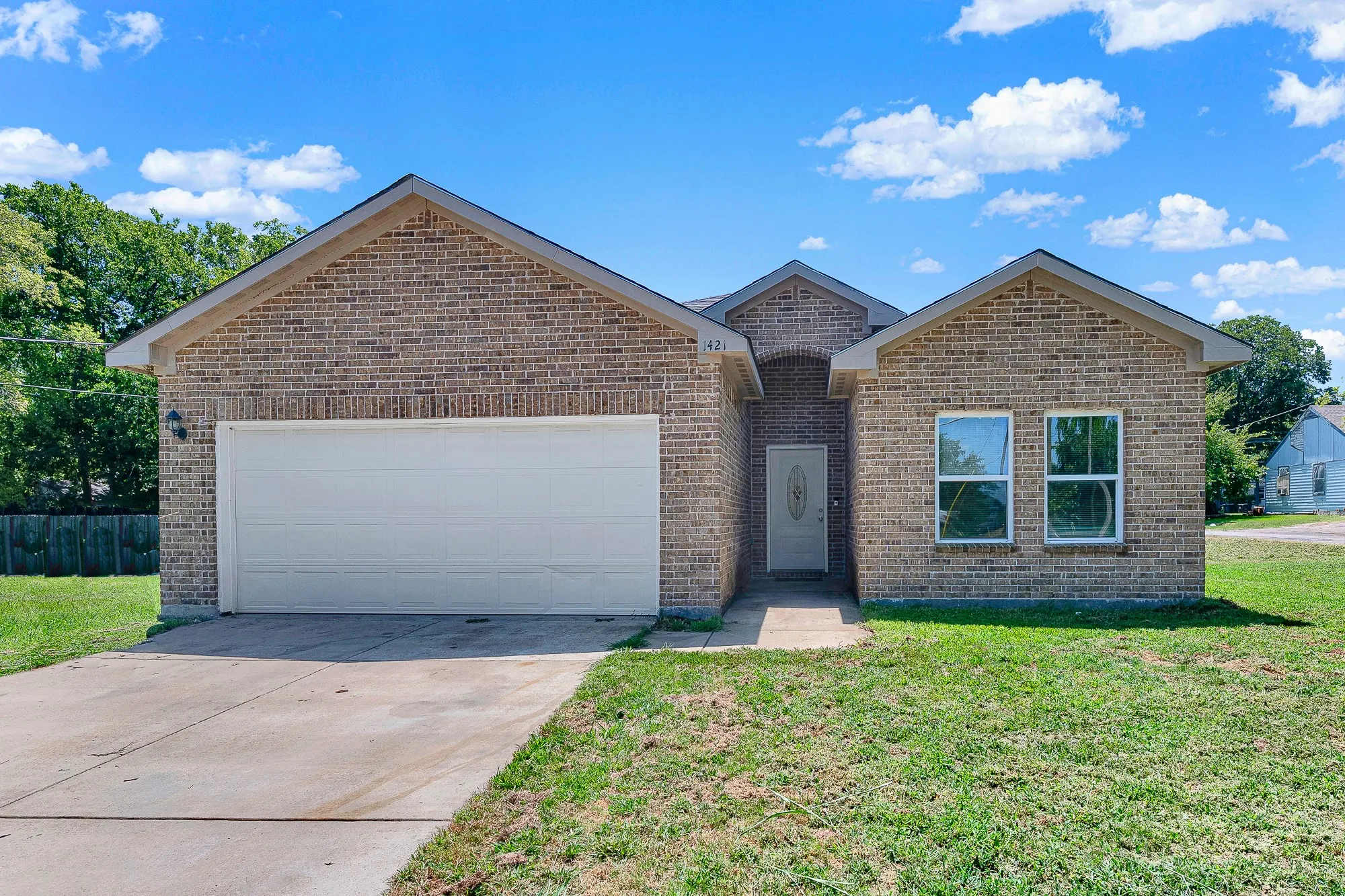 Single Family Residence For Sale in Hunt County , 1421 Jones Street, Greenville, Texas 75401, 3 Bedroom, 2 Bathroom, 2 Garage spaces, 1,618 Sqft, built in 2018, mls#21359388, Real Estate Agent in Greenville, Homes For Sale in Hunt county, Homes For Sale in Greenville, Realtor in Greenville Texas, Real Estate Brokerage Independent Realty Texas, Luminita Cordes Realtor