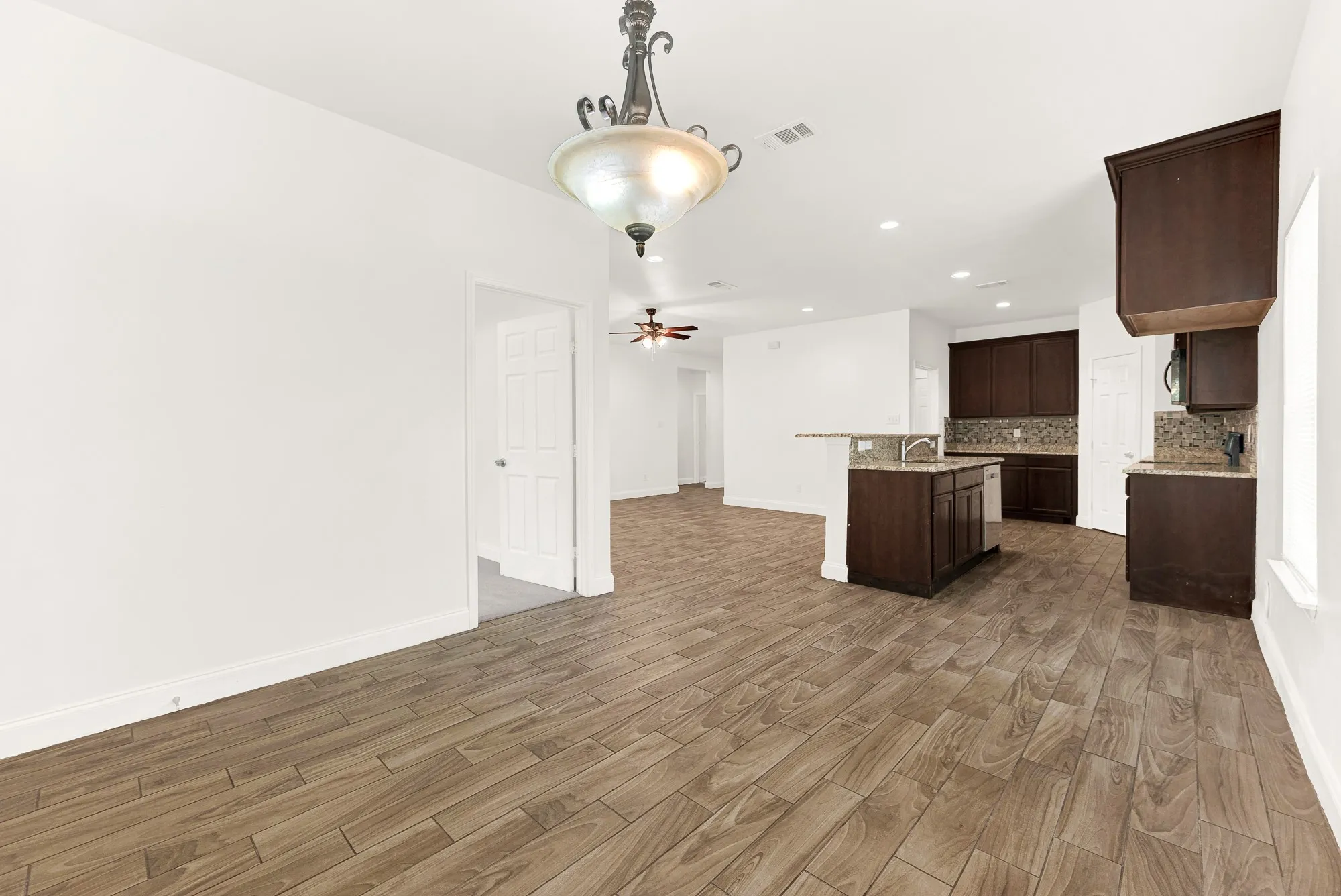 Single Family Residence For Sale in Hunt County , 1421 Jones Street, Greenville, Texas 75401, 3 Bedroom, 2 Bathroom, 2 Garage spaces, 1,618 Sqft, built in 2018, mls#21359388, Real Estate Agent in Greenville, Homes For Sale in Hunt county, Homes For Sale in Greenville, Realtor in Greenville Texas, Real Estate Brokerage Independent Realty Texas, Luminita Cordes Realtor