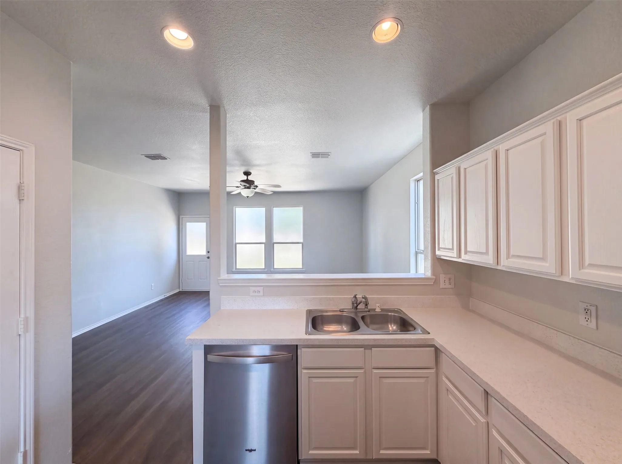 Single Family Residence For Sale in Tarrant County , 5928 Deck House Road, Fort Worth, Texas 76179, 3 Bedroom, 2 Bathroom, 2 Garage spaces, 1,378 Sqft, built in 2008, mls#21360396, Real Estate Agent in Fort Worth, Homes For Sale in Tarrant county, Homes For Sale in Fort Worth, Realtor in Fort Worth Texas, Real Estate Brokerage Independent Realty Texas, Luminita Cordes Realtor