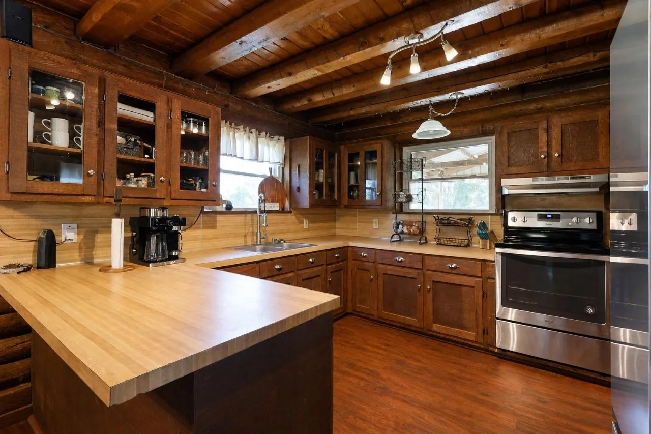 Single Family Residence For Sale in Cherokee County , 436 County Road 3802, Bullard, Texas 75757, 3 Bedroom, 2 Bathroom, Garage spaces, 1,968 Sqft, built in 2000, mls#21360361, Real Estate Agent in Bullard, Homes For Sale in Cherokee county, Homes For Sale in Bullard, Realtor in Bullard Texas, Real Estate Brokerage Independent Realty Texas, Luminita Cordes Realtor