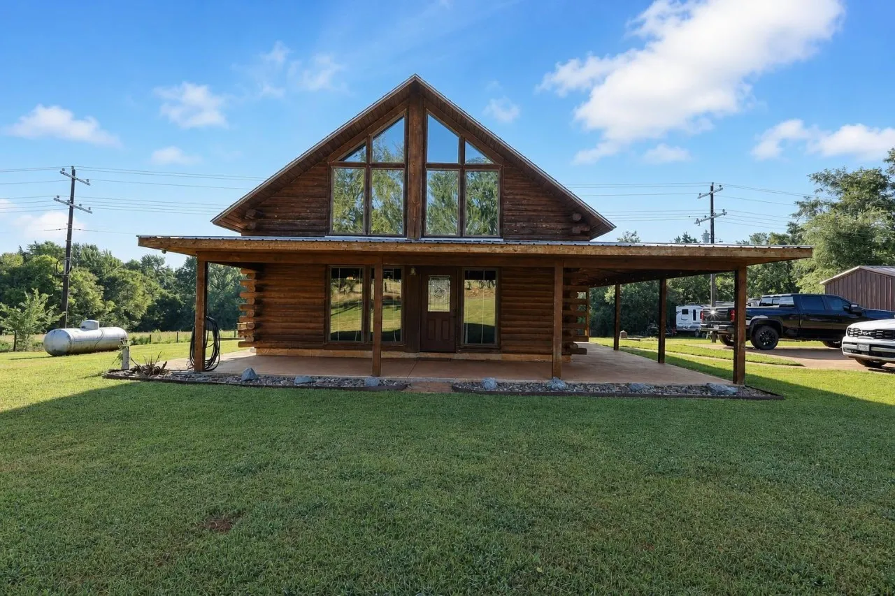 Single Family Residence For Sale in Cherokee County , 436 County Road 3802, Bullard, Texas 75757, 3 Bedroom, 2 Bathroom, Garage spaces, 1,968 Sqft, built in 2000, mls#21360361, Real Estate Agent in Bullard, Homes For Sale in Cherokee county, Homes For Sale in Bullard, Realtor in Bullard Texas, Real Estate Brokerage Independent Realty Texas, Luminita Cordes Realtor