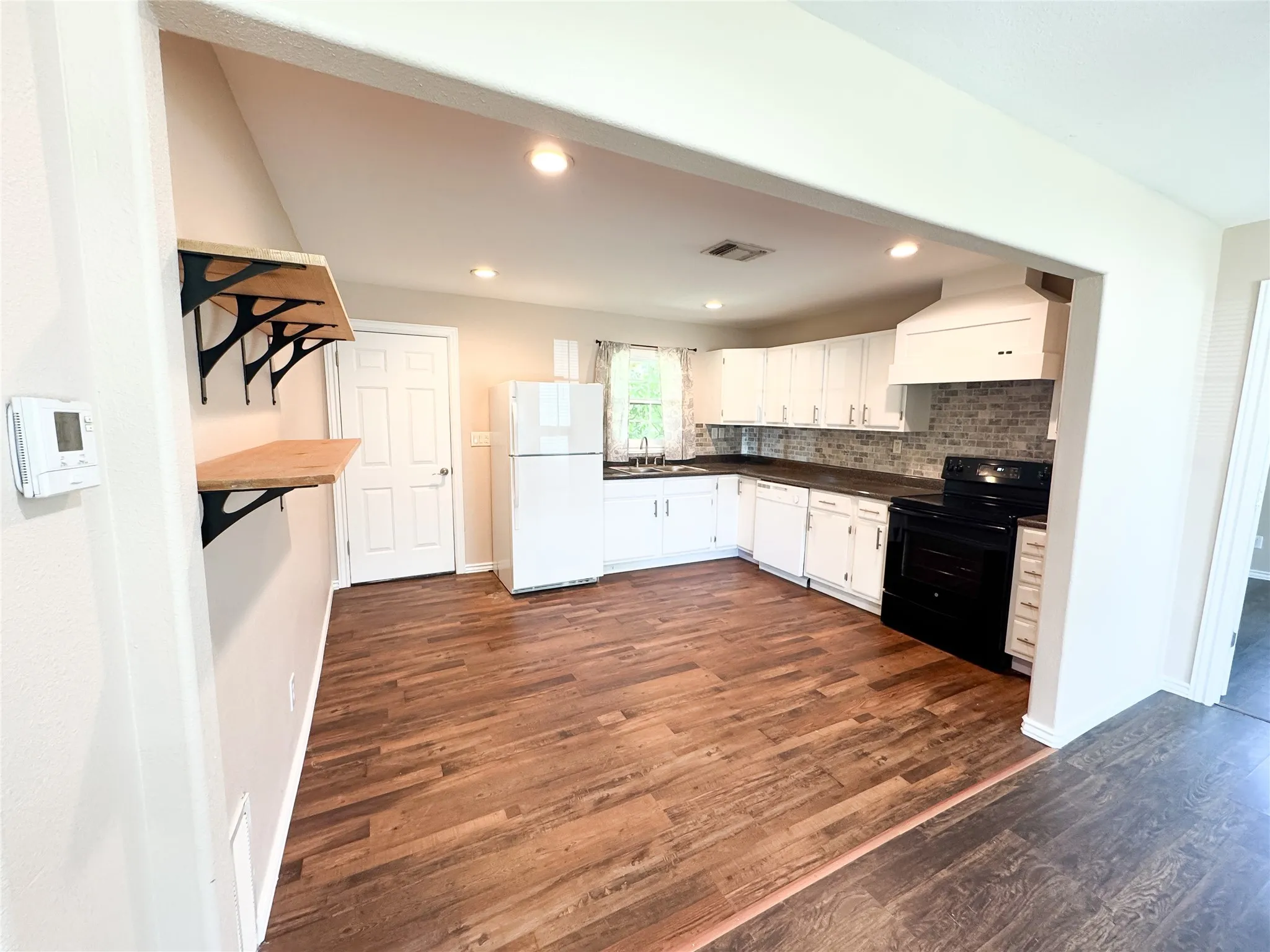 Single Family Residence For Sale in Hopkins County , 434 Woodlawn Street, Sulphur Springs, Texas 75482, 3 Bedroom, 2 Bathroom, Garage spaces, 1,248 Sqft, built in 1954, Price $192,500, mls#21359802, Real Estate Agent in Sulphur Springs, Homes For Sale in Hopkins county, Homes For Sale in Sulphur Springs, Realtor in Sulphur Springs Texas, Real Estate Brokerage Independent Realty Texas, Luminita Cordes Realtor