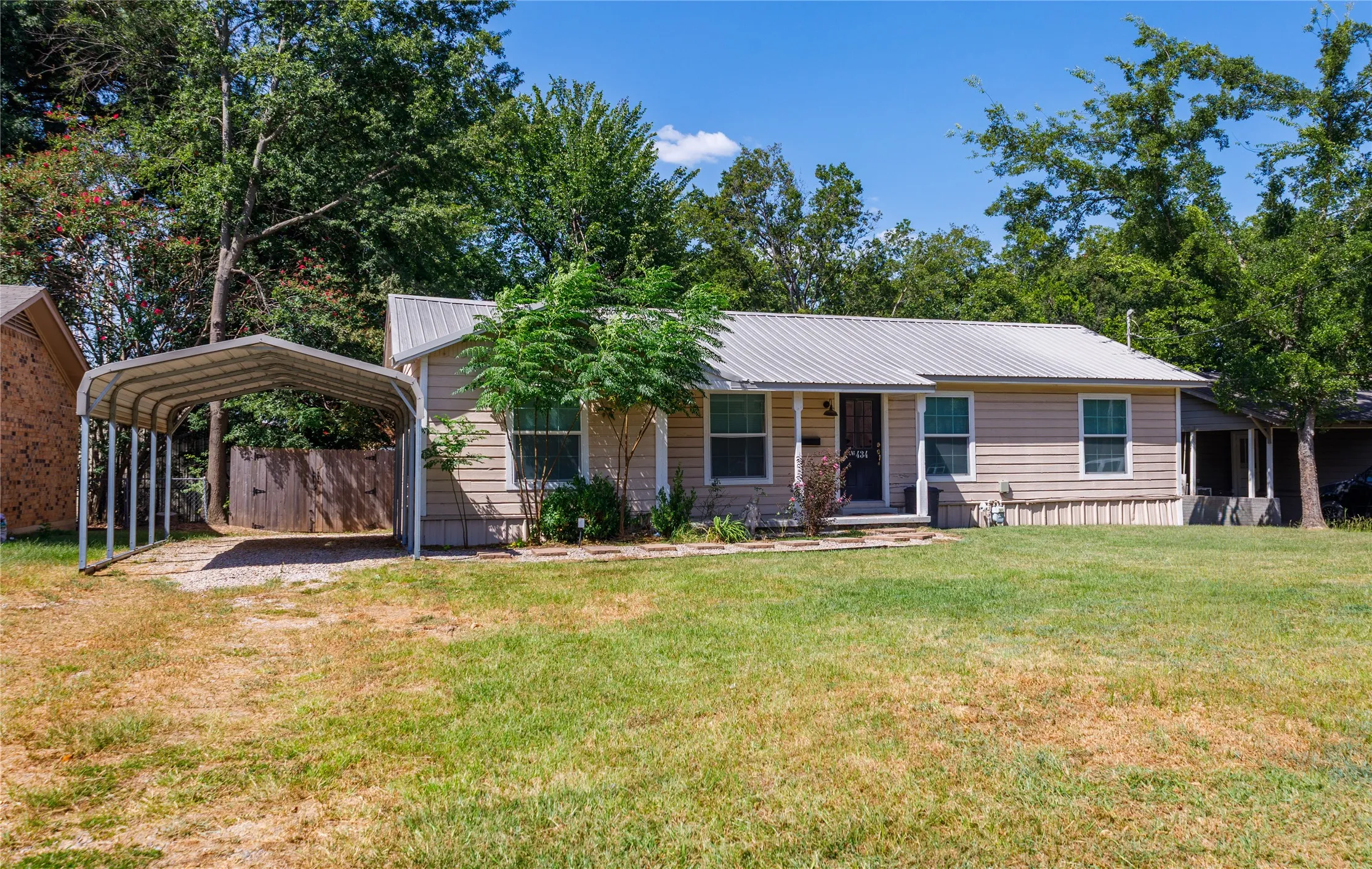 Single Family Residence For Sale in Hopkins County , 434 Woodlawn Street, Sulphur Springs, Texas 75482, 3 Bedroom, 2 Bathroom, Garage spaces, 1,248 Sqft, built in 1954, Price $192,500, mls#21359802, Real Estate Agent in Sulphur Springs, Homes For Sale in Hopkins county, Homes For Sale in Sulphur Springs, Realtor in Sulphur Springs Texas, Real Estate Brokerage Independent Realty Texas, Luminita Cordes Realtor