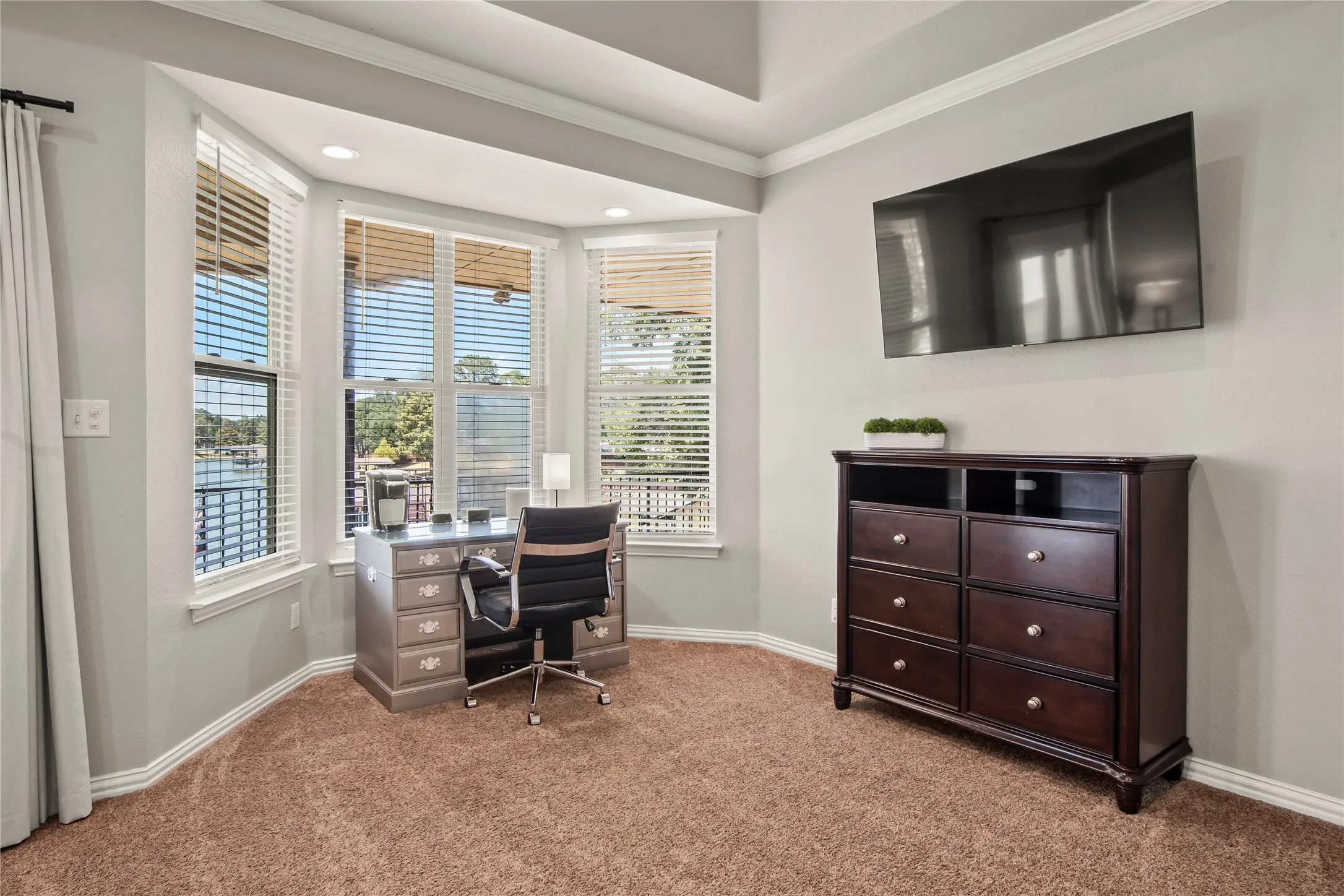 Primary bedroom sitting area with bay window