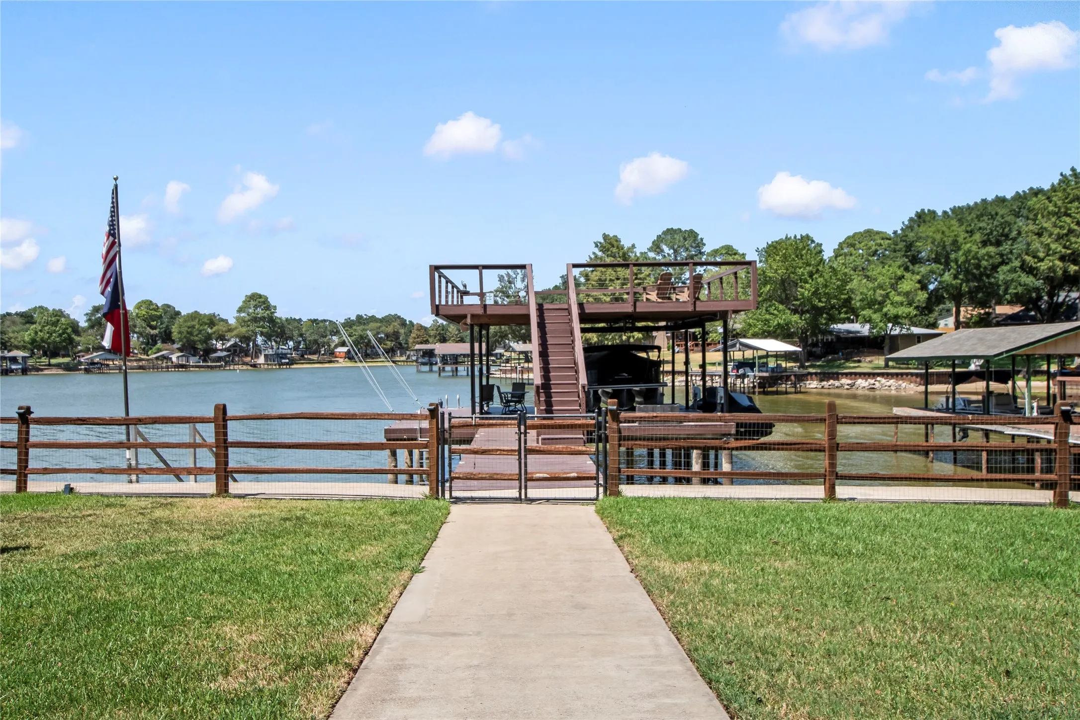 Single Family Residence For Sale in Henderson County , 152 Sunset Drive, Gun Barrel City, Texas 75156, 5 Bedroom, 4 Bathroom, 2 Garage spaces, 2,952 Sqft, built in 2003, mls#21358711, Real Estate Agent in Gun Barrel City, Homes For Sale in Henderson county, Homes For Sale in Gun Barrel City, Realtor in Gun Barrel City Texas, Real Estate Brokerage Independent Realty Texas, Luminita Cordes Realtor