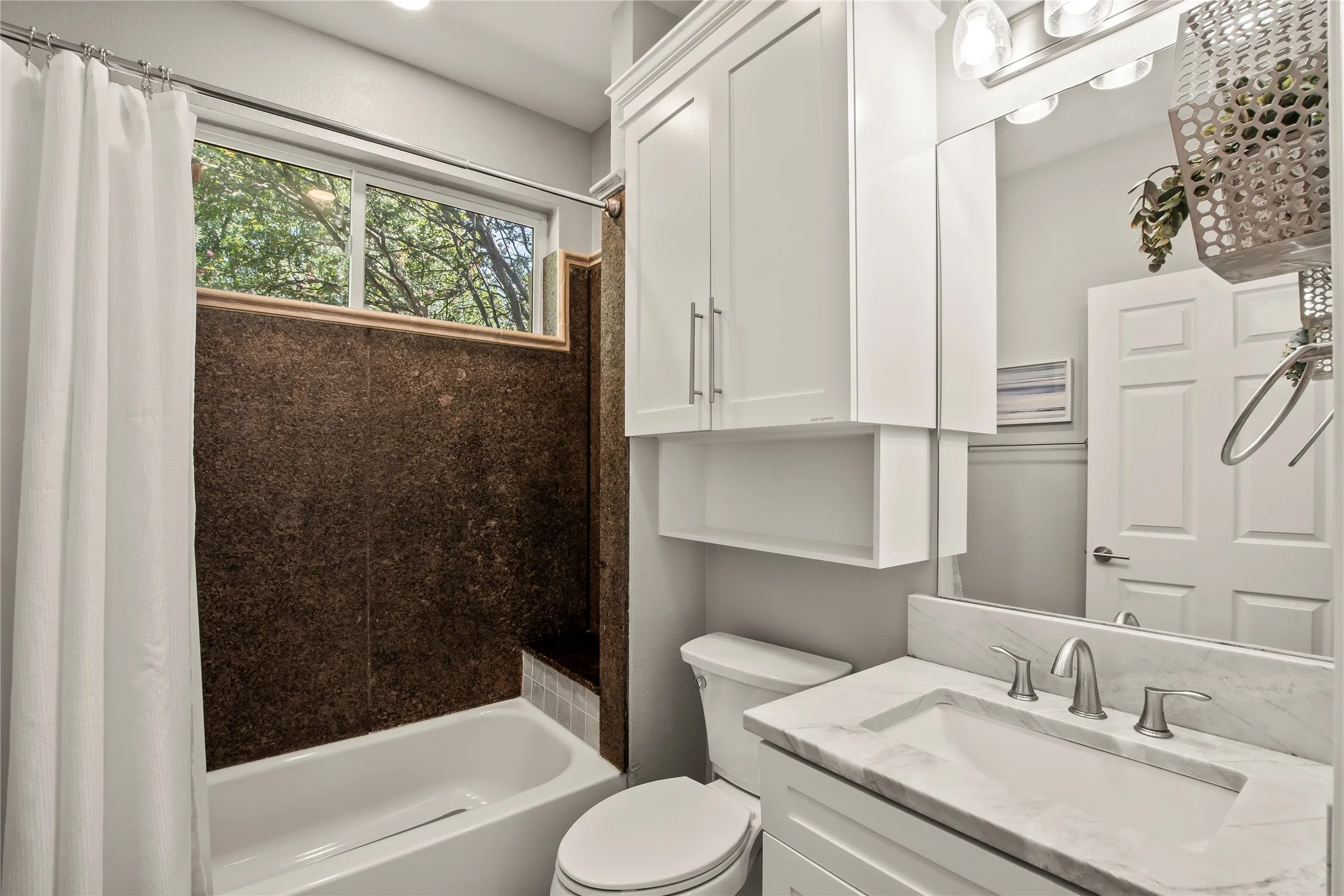 Main floor full guest bath 2.