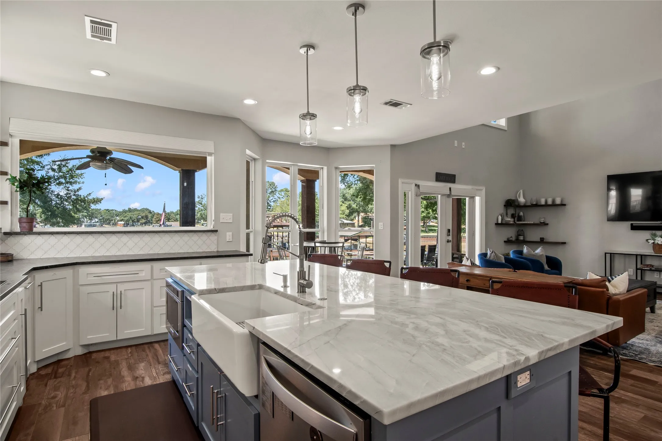 Island with farmhouse sink.