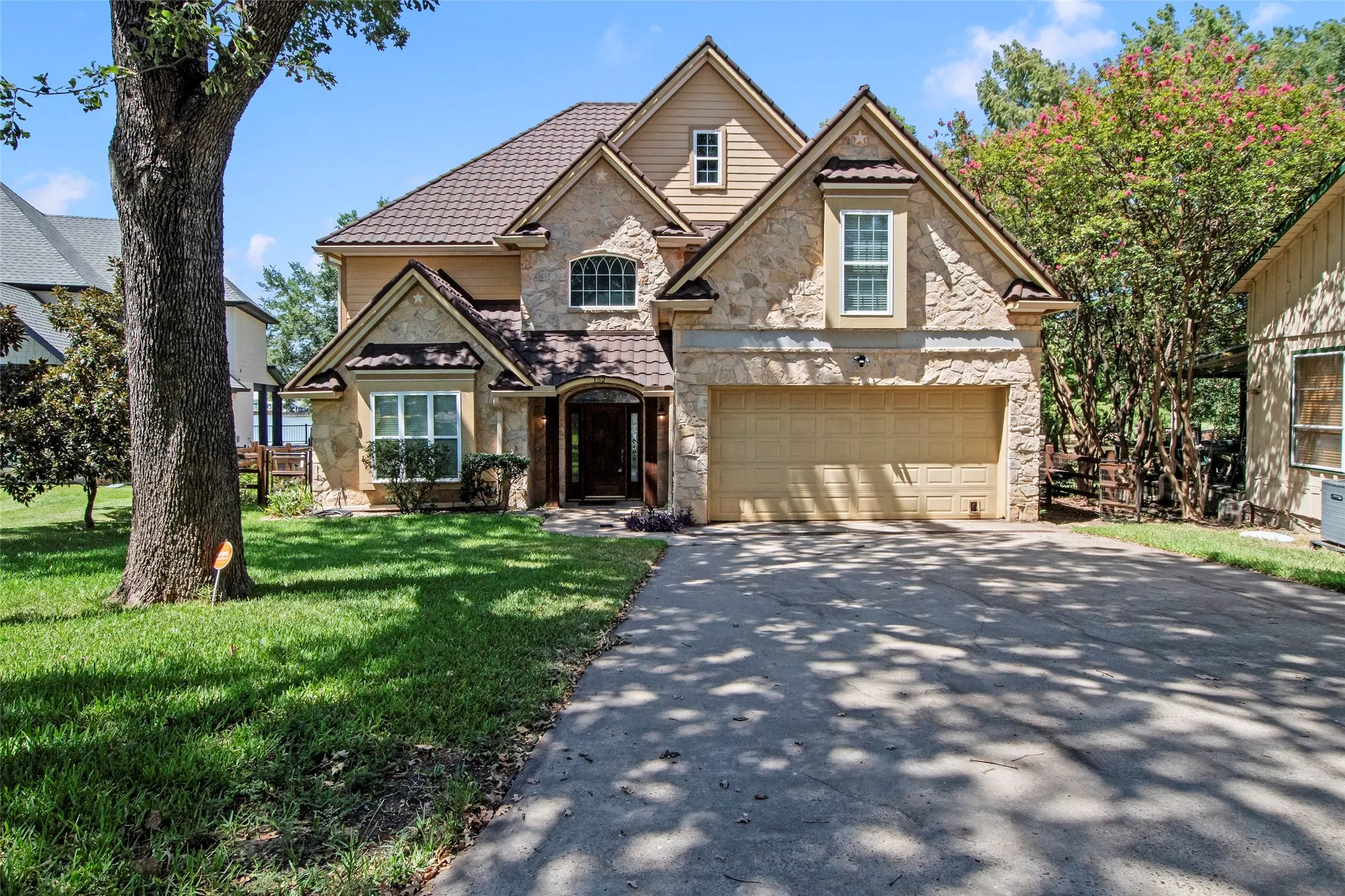 Single Family Residence For Sale in Henderson County , 152 Sunset Drive, Gun Barrel City, Texas 75156, 5 Bedroom, 4 Bathroom, 2 Garage spaces, 2,952 Sqft, built in 2003, mls#21358711, Real Estate Agent in Gun Barrel City, Homes For Sale in Henderson county, Homes For Sale in Gun Barrel City, Realtor in Gun Barrel City Texas, Real Estate Brokerage Independent Realty Texas, Luminita Cordes Realtor