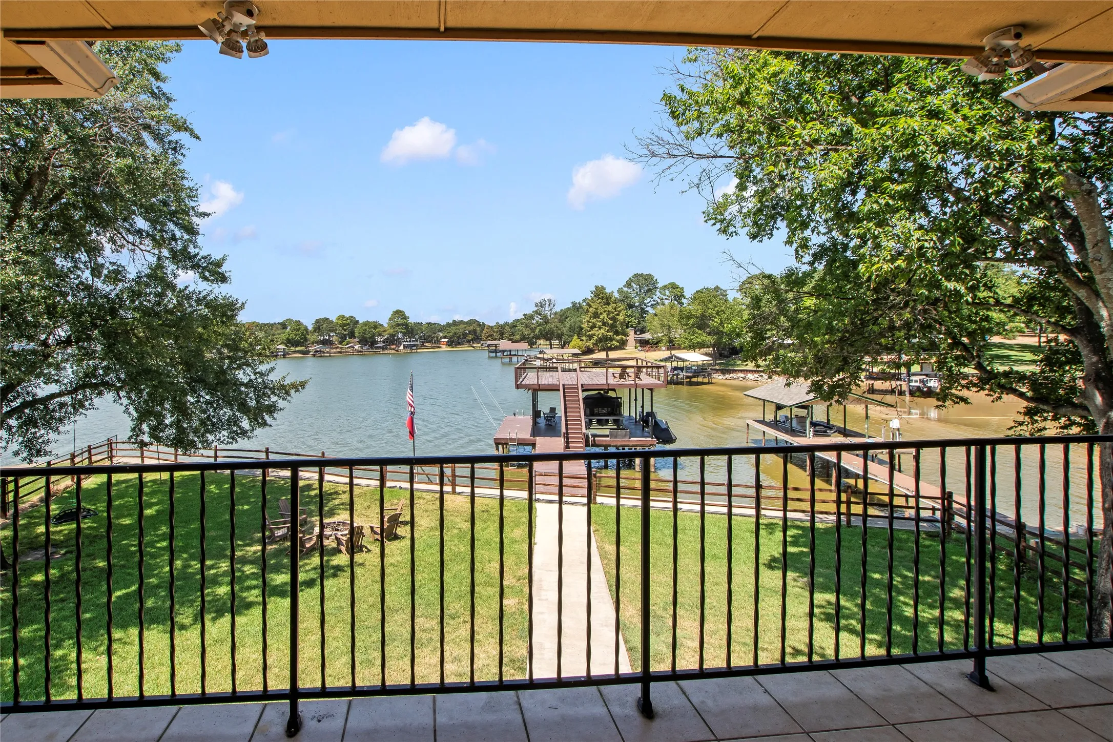 Single Family Residence For Sale in Henderson County , 152 Sunset Drive, Gun Barrel City, Texas 75156, 5 Bedroom, 4 Bathroom, 2 Garage spaces, 2,952 Sqft, built in 2003, mls#21358711, Real Estate Agent in Gun Barrel City, Homes For Sale in Henderson county, Homes For Sale in Gun Barrel City, Realtor in Gun Barrel City Texas, Real Estate Brokerage Independent Realty Texas, Luminita Cordes Realtor