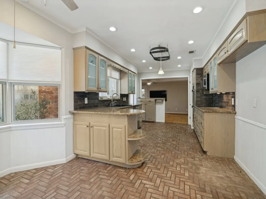 Breakfast room space with bay window