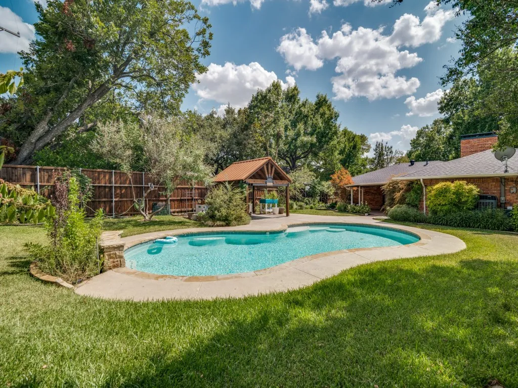 Single Family Residence For Sale in Dallas County , 10216 Plummer Drive, Dallas, Texas 75228, 3 Bedroom, 3 Bathroom, 2 Garage spaces, 2,114 Sqft, built in 1956, mls#21358134, Real Estate Agent in Dallas, Homes For Sale in Dallas county, Homes For Sale in Dallas, Realtor in Dallas Texas, Real Estate Brokerage Independent Realty Texas, Luminita Cordes Realtor